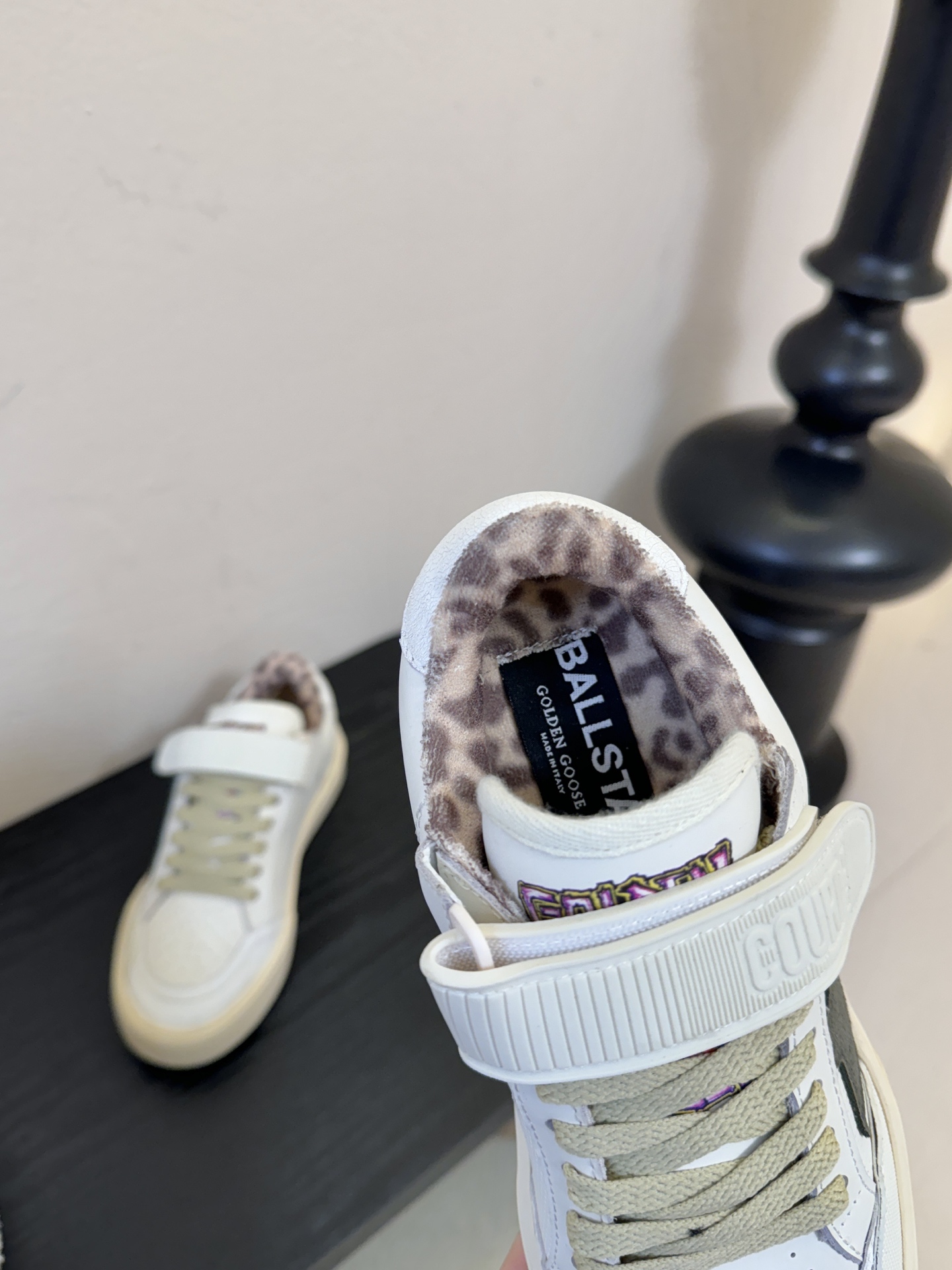 GGD*复古做旧风绑带魔术贴星星鞋延续品牌经典的「脏脏鞋」设计，鞋面、鞋带和鞋底都带有刻意做旧的磨损、泛