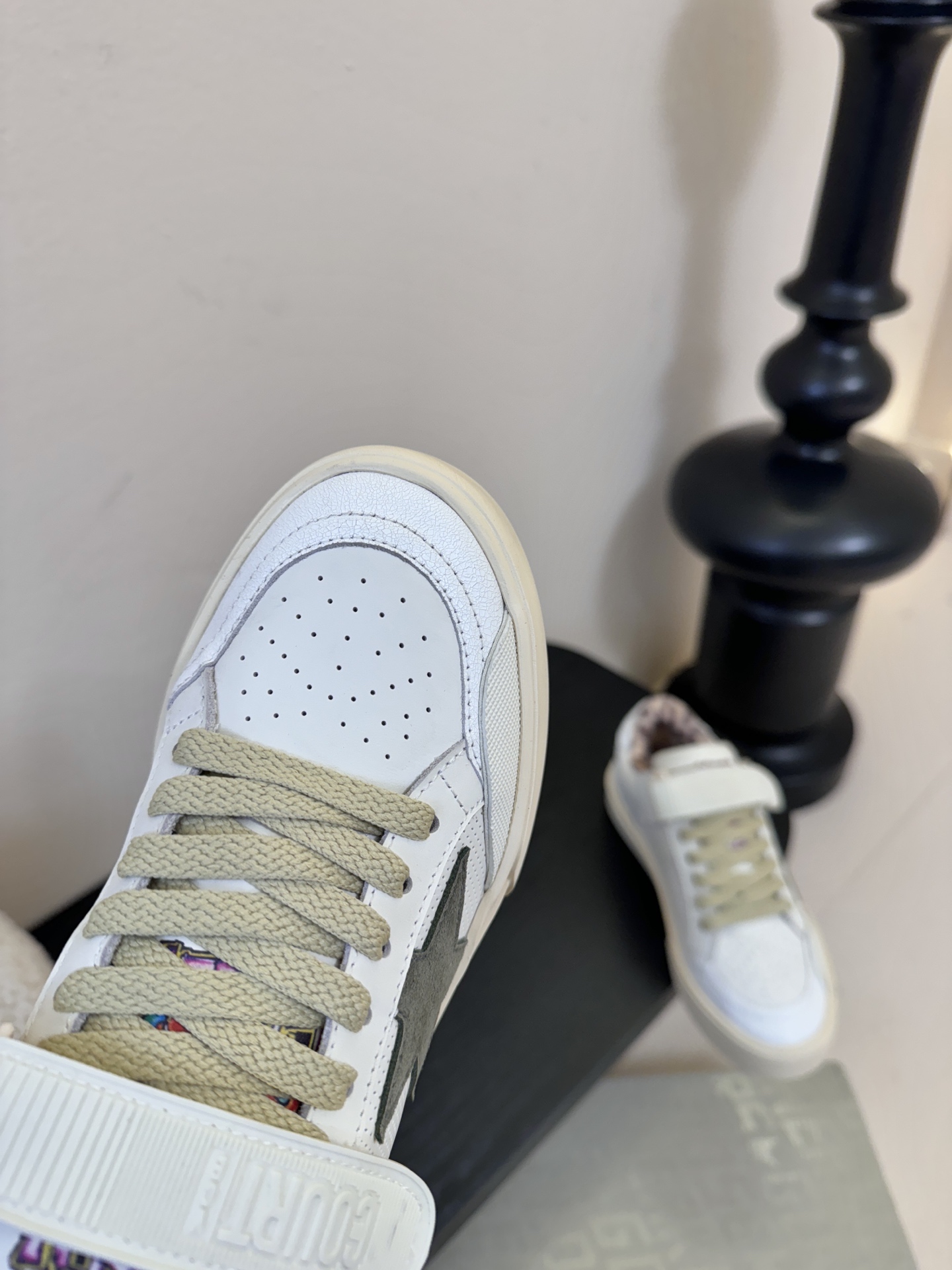 GGD*复古做旧风绑带魔术贴星星鞋延续品牌经典的「脏脏鞋」设计，鞋面、鞋带和鞋底都带有刻意做旧的磨损、泛