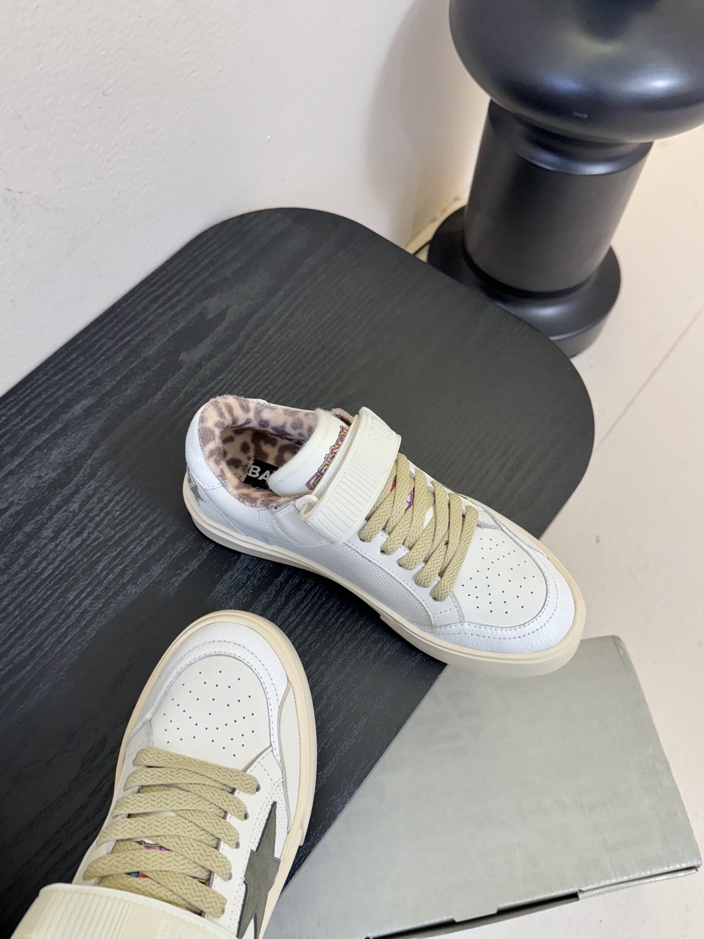 GGD*复古做旧风绑带魔术贴星星鞋延续品牌经典的「脏脏鞋」设计，鞋面、鞋带和鞋底都带有刻意做旧的磨损、泛