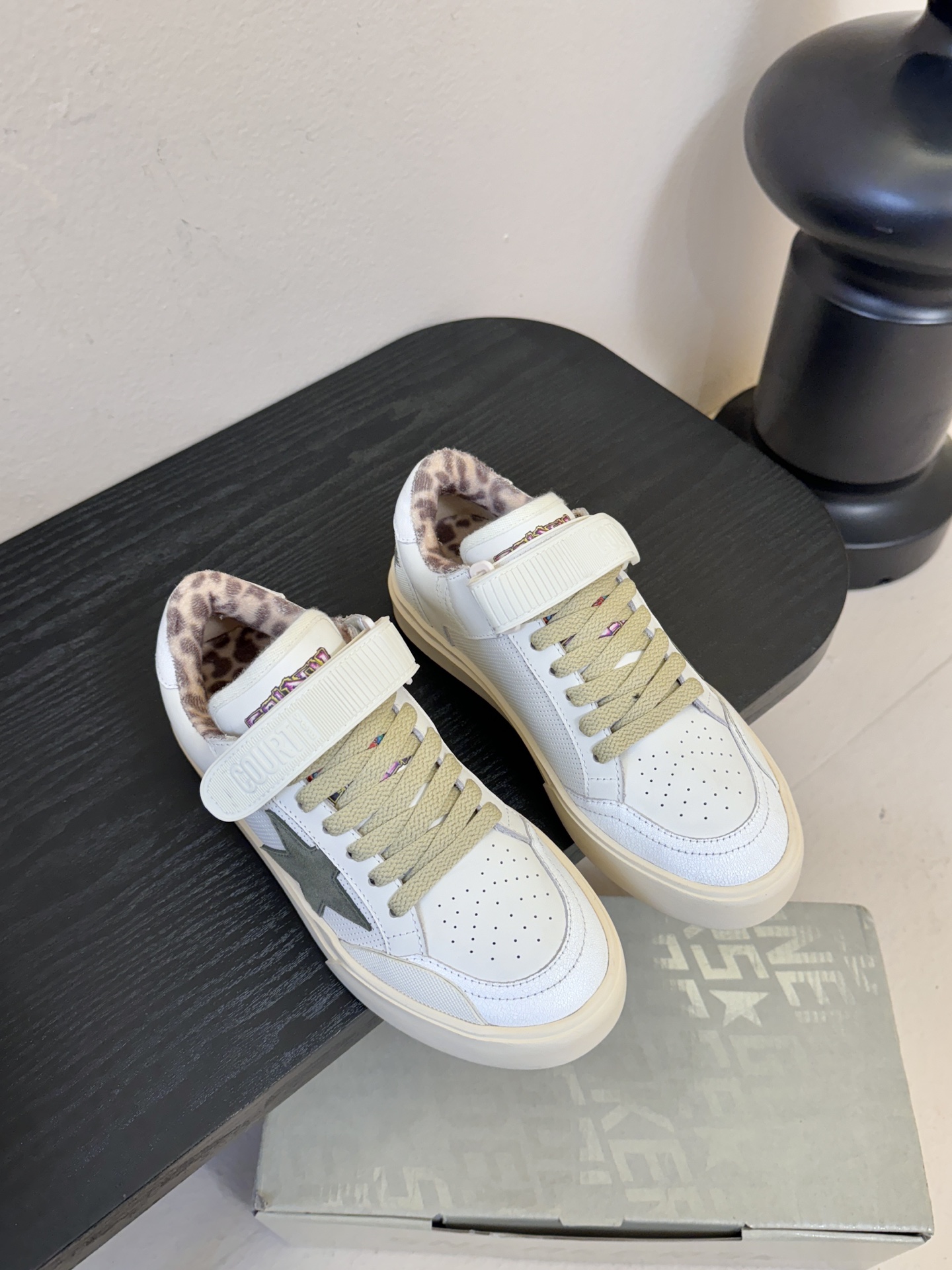 NO:692745,GGD* vintage style lace-up Velcro star shoes continue the brand's classic 'dirty shoe' design. The uppers, laces and soles all have a deliberately worn and yellowed effect, restoring the retro texture of California skate culture. The distressed details of each pair of shoes are unique. The classic silhouette design of low-top sneakers with iconic star elements on the side is the classic logo of GGDB. The shoe shape is versatile and has both street fashion and light luxury texture. Material cowhide, lining sheepskin  Outsole original molded outsole, shoe size 35-40 (customized size 40 is non-returnable), casual shoes/sports shoes, sneakers, cowhide, sheepskin19860909GGD*复古做旧风绑带魔术贴星星鞋 延续品牌经典的「脏脏鞋」设计,鞋面、鞋带和鞋底都带有刻意做旧的磨损、泛黄效果,还原加州滑板文化的复古质感,每双鞋的做旧细节都独一无二. 经典版型设计低帮板鞋轮廓搭配标志性侧边星星元素,是GGDB的经典标识,鞋型百搭且兼具街头潮流与轻奢质感. 材质牛皮 内里羊皮 大底原版开模大底 鞋码35-40码（40码定制不退换）,休闲鞋/运动鞋,sneakers,cowhide,sheepskin,Women's Shoes