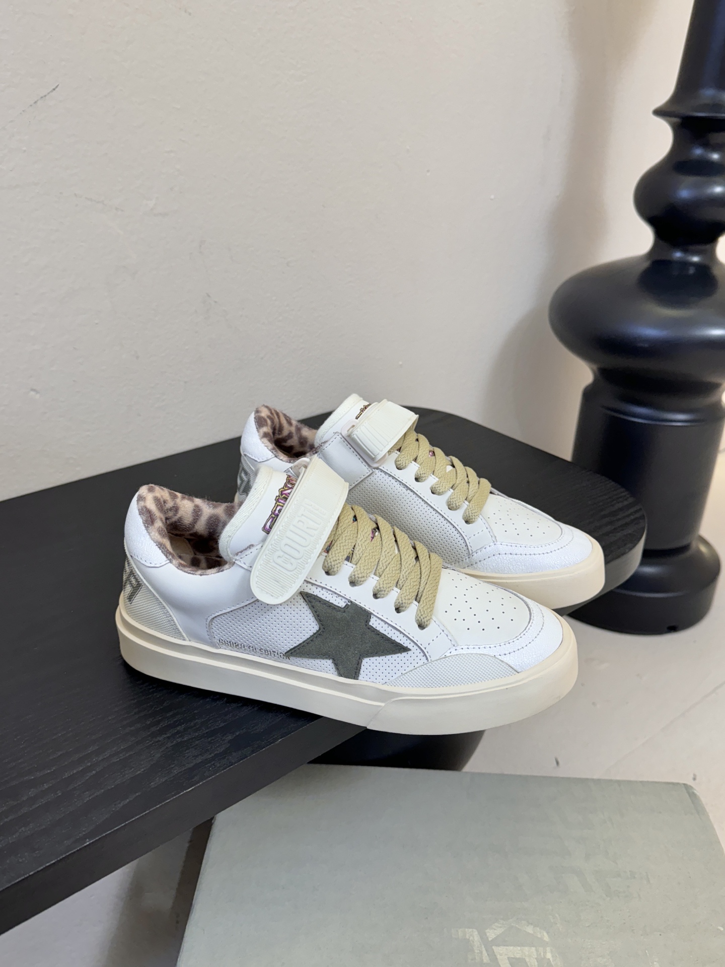 GGD*复古做旧风绑带魔术贴星星鞋延续品牌经典的「脏脏鞋」设计，鞋面、鞋带和鞋底都带有刻意做旧的磨损、泛