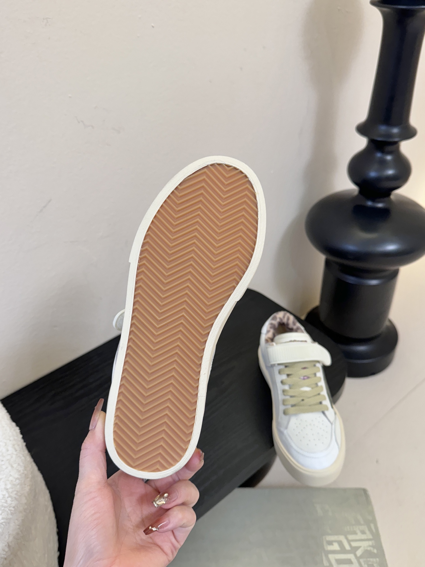 GGD*复古做旧风绑带魔术贴星星鞋延续品牌经典的「脏脏鞋」设计，鞋面、鞋带和鞋底都带有刻意做旧的磨损、泛