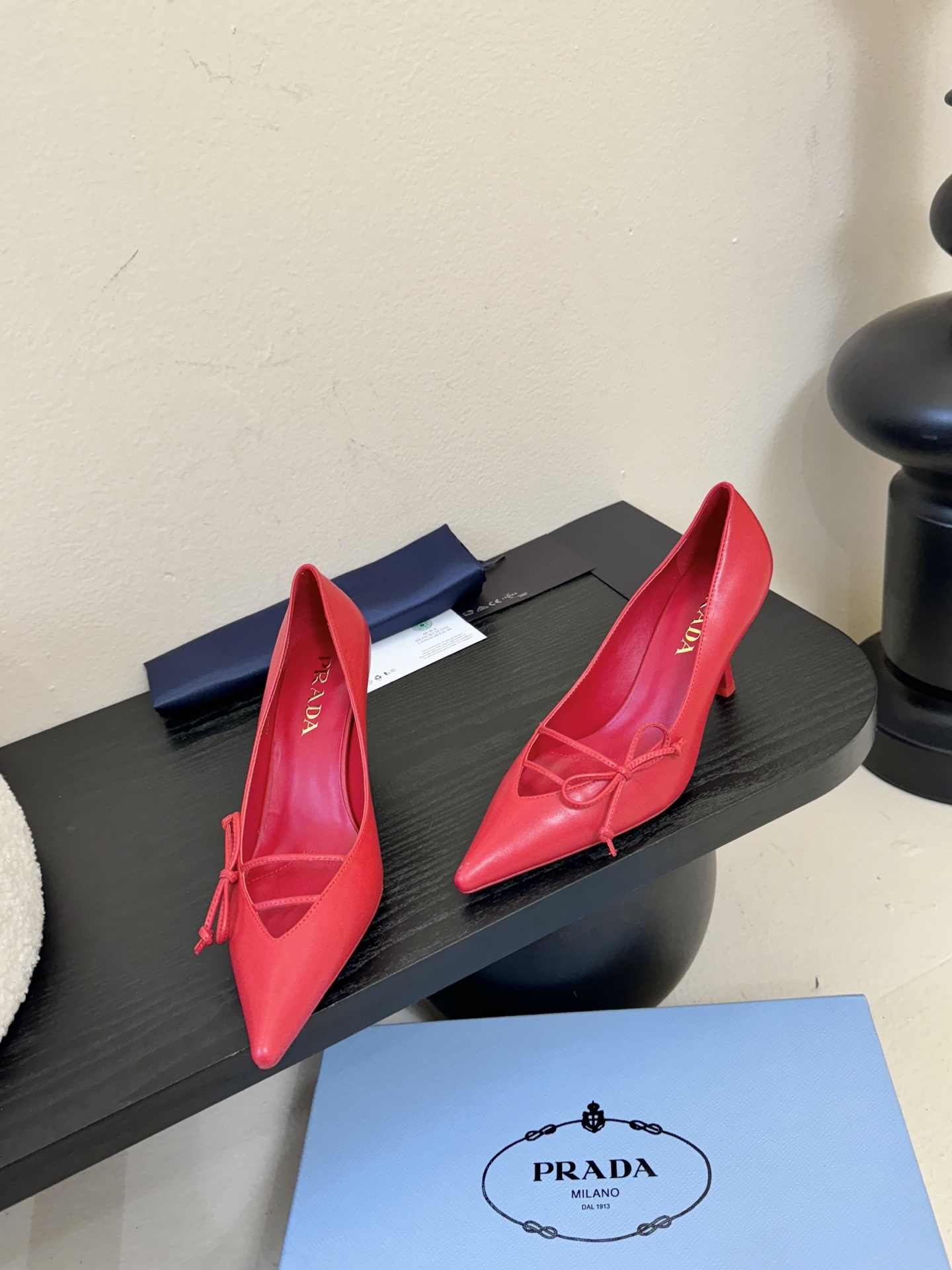 Prad* 26ss经典款三角标尖头小高跟单鞋采用锐利尖头+几何三角标的组合，鞋头处的三角拼接是品牌辨识