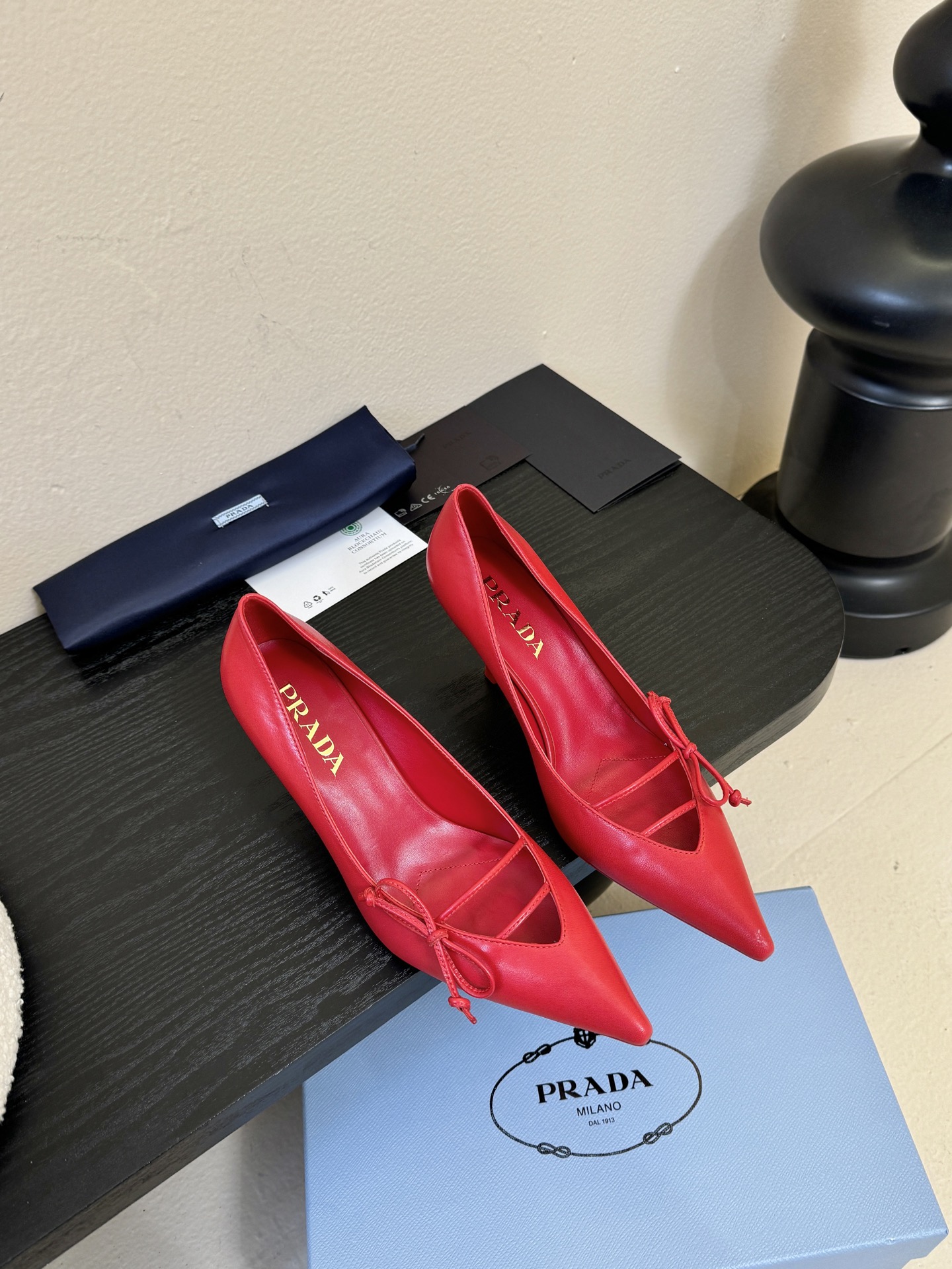 Prad* 26ss经典款三角标尖头小高跟单鞋采用锐利尖头+几何三角标的组合，鞋头处的三角拼接是品牌辨识