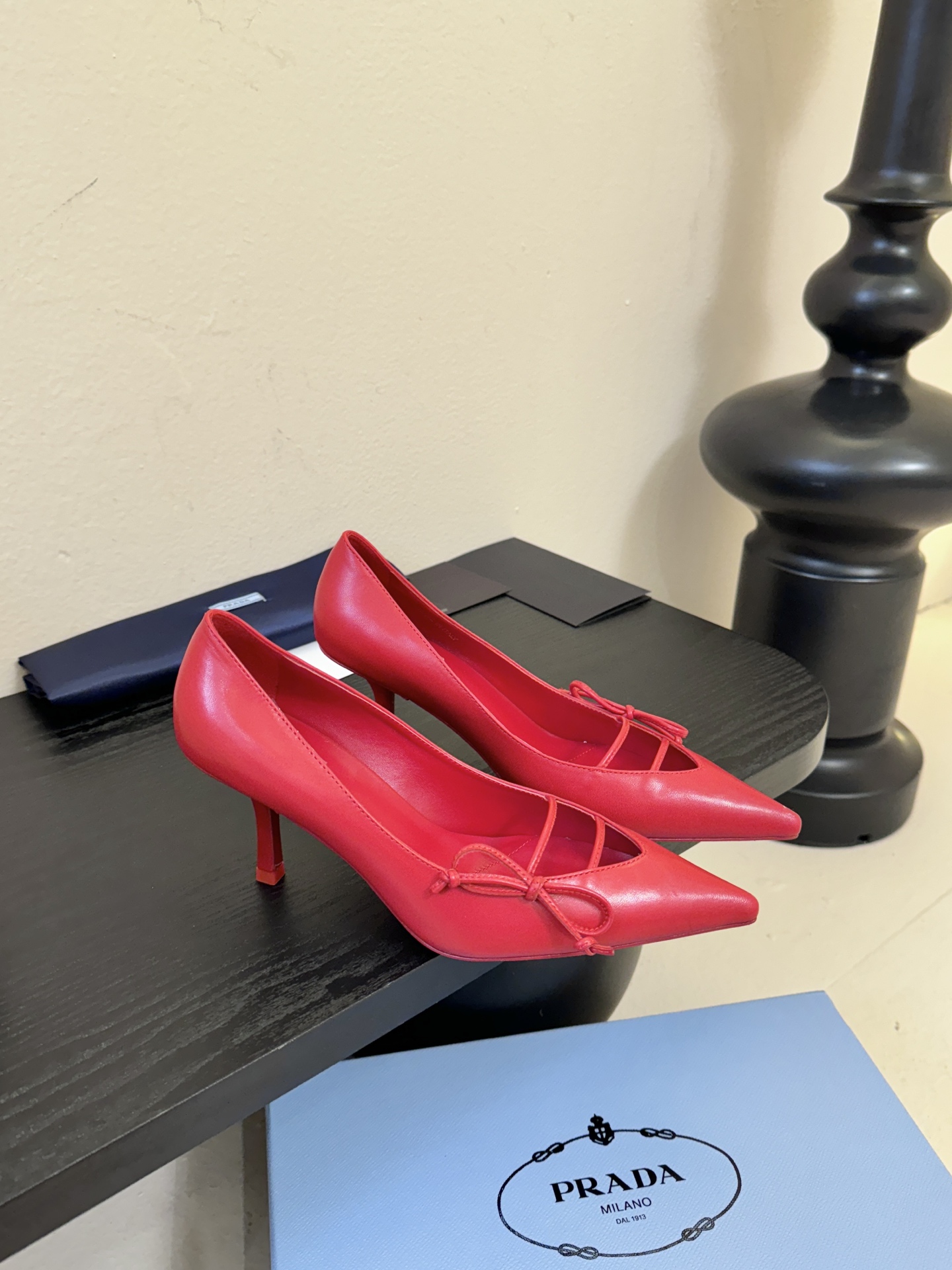 Prad* 26ss经典款三角标尖头小高跟单鞋采用锐利尖头+几何三角标的组合，鞋头处的三角拼接是品牌辨识