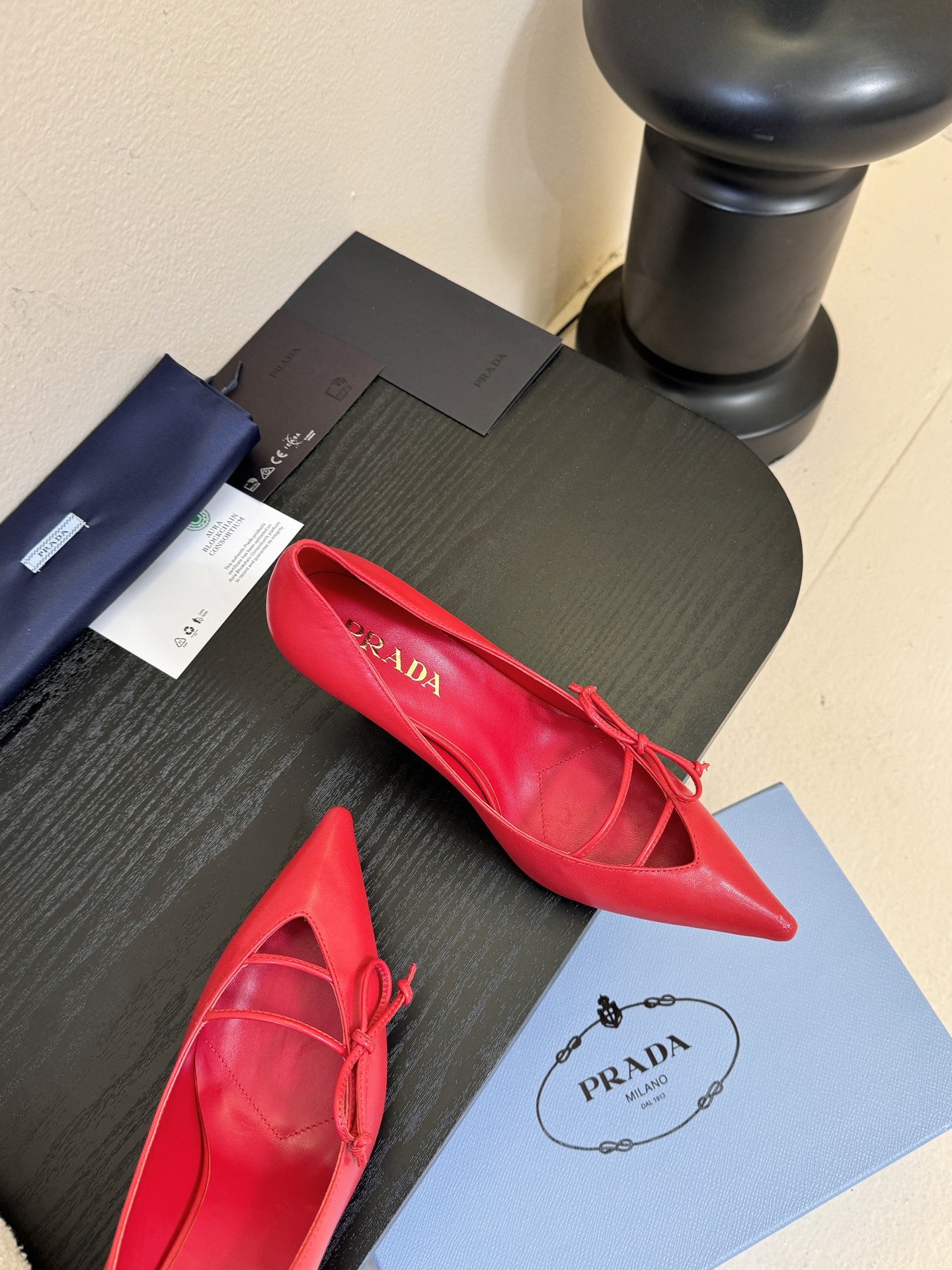 Prad* 26ss经典款三角标尖头小高跟单鞋采用锐利尖头+几何三角标的组合，鞋头处的三角拼接是品牌辨识