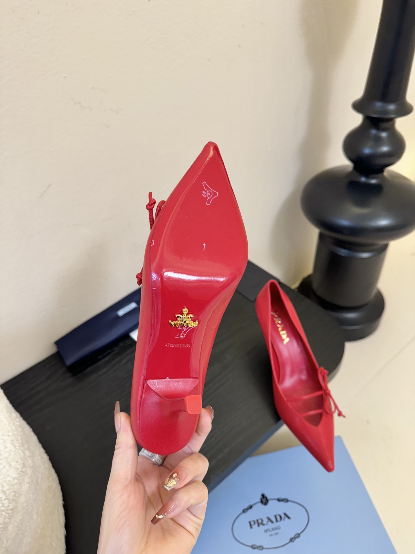 Prad* 26ss经典款三角标尖头小高跟单鞋采用锐利尖头+几何三角标的组合，鞋头处的三角拼接是品牌辨识