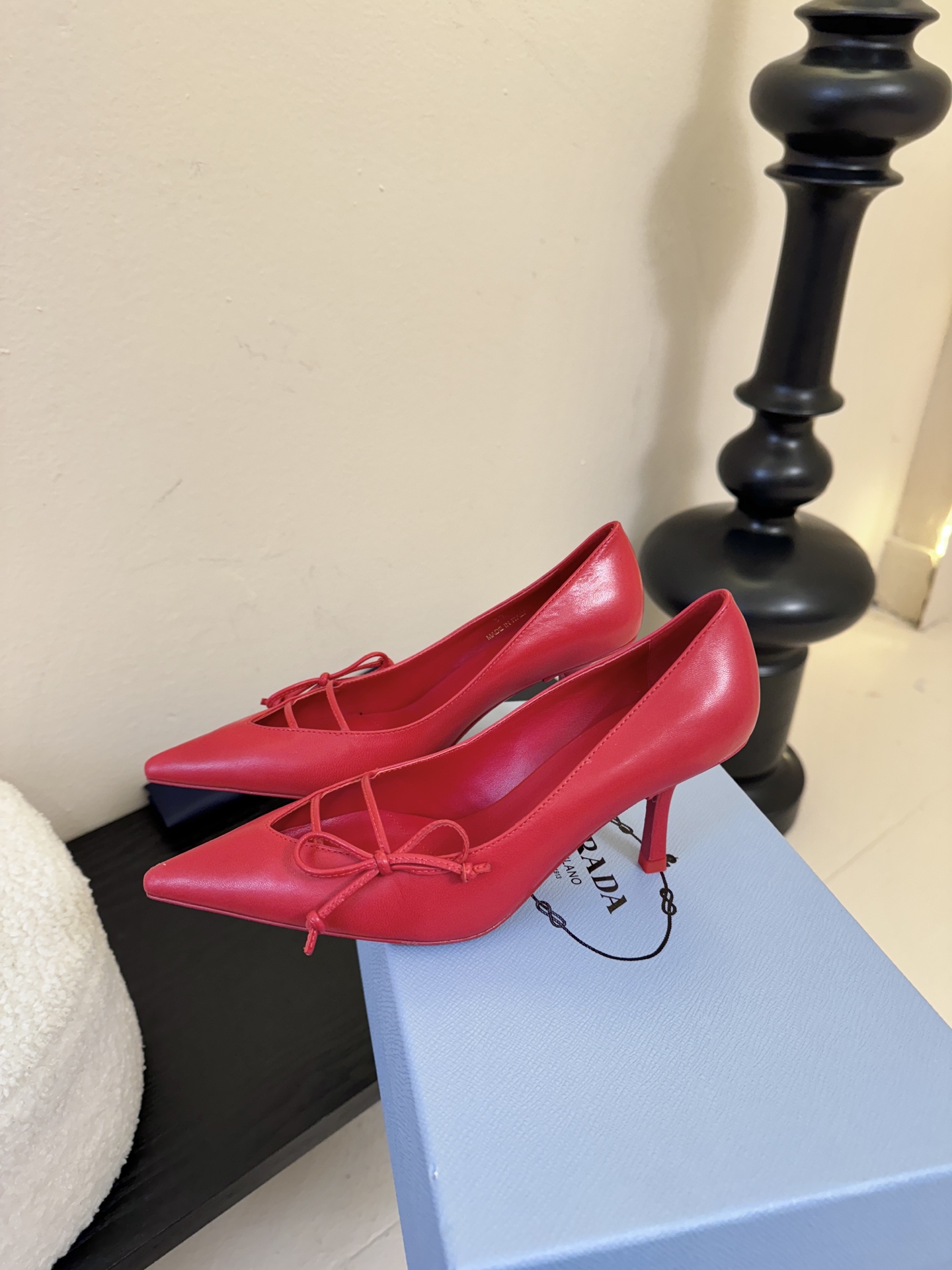 Prad* 26ss经典款三角标尖头小高跟单鞋采用锐利尖头+几何三角标的组合，鞋头处的三角拼接是品牌辨识