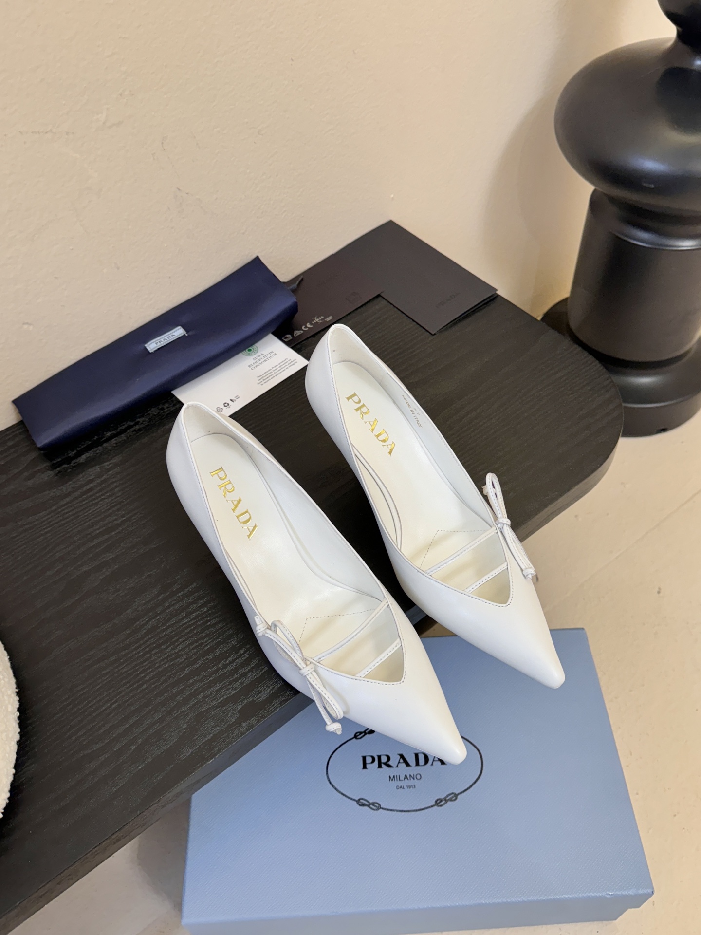 Prad* 26ss经典款三角标尖头小高跟单鞋采用锐利尖头+几何三角标的组合，鞋头处的三角拼接是品牌辨识