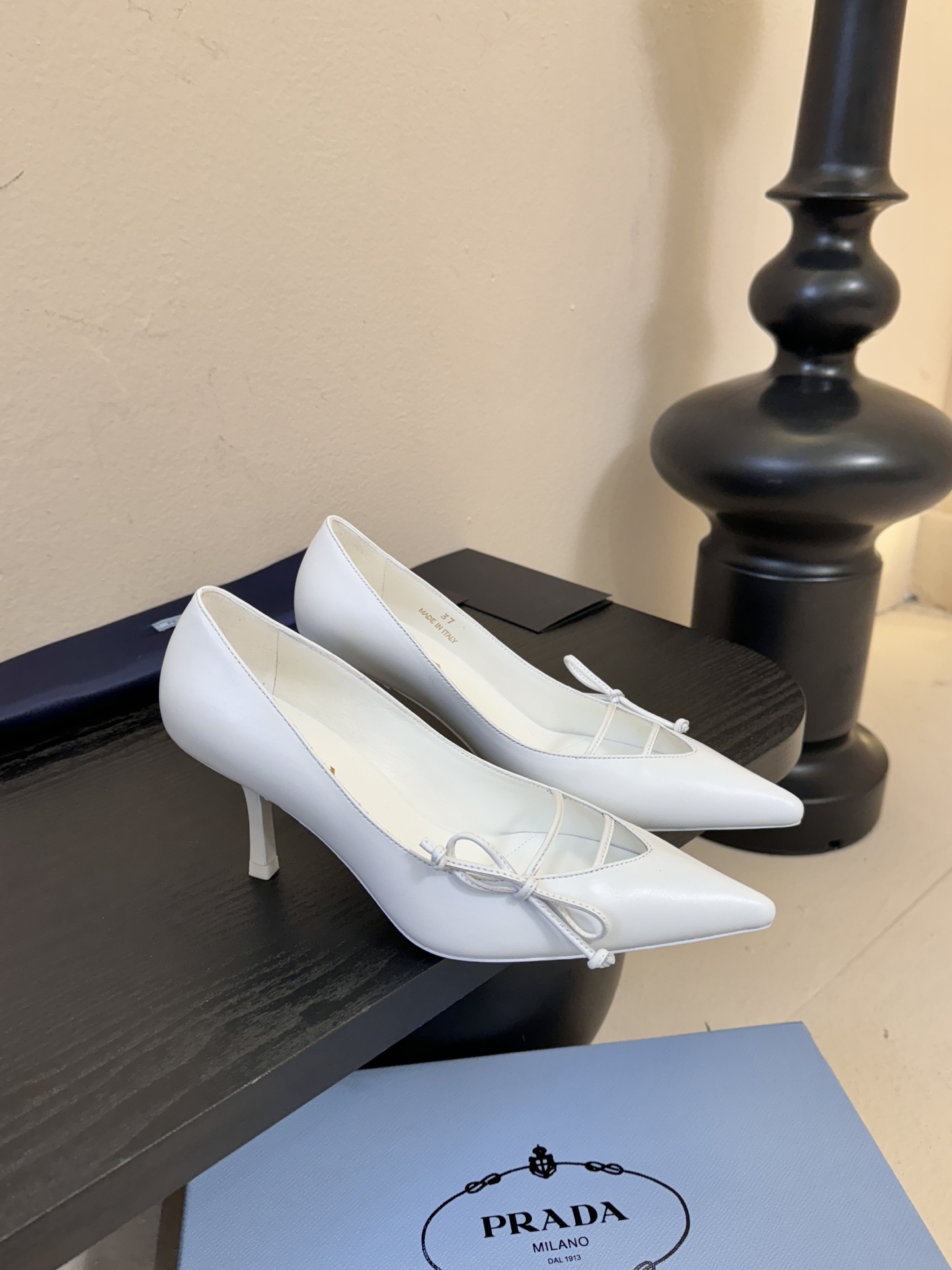 Prad* 26ss经典款三角标尖头小高跟单鞋采用锐利尖头+几何三角标的组合，鞋头处的三角拼接是品牌辨识