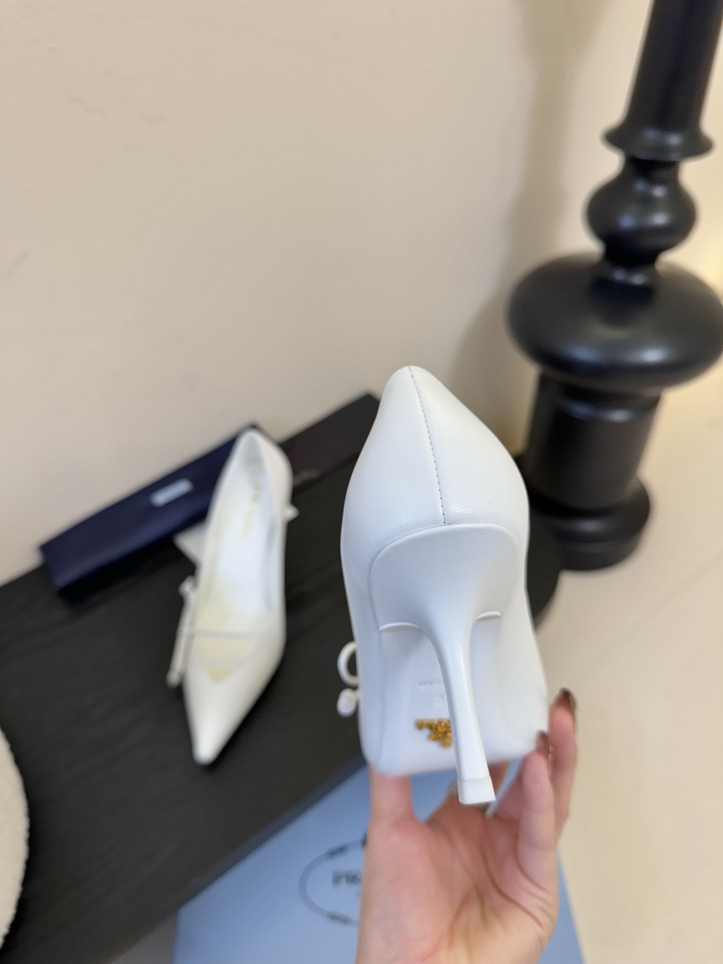 Prad* 26ss经典款三角标尖头小高跟单鞋采用锐利尖头+几何三角标的组合，鞋头处的三角拼接是品牌辨识