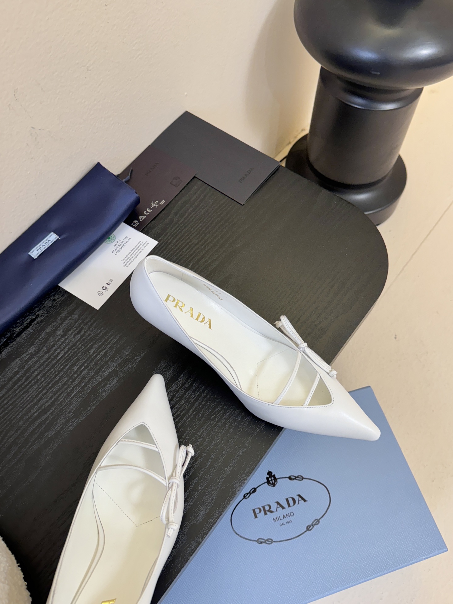 Prad* 26ss经典款三角标尖头小高跟单鞋采用锐利尖头+几何三角标的组合，鞋头处的三角拼接是品牌辨识