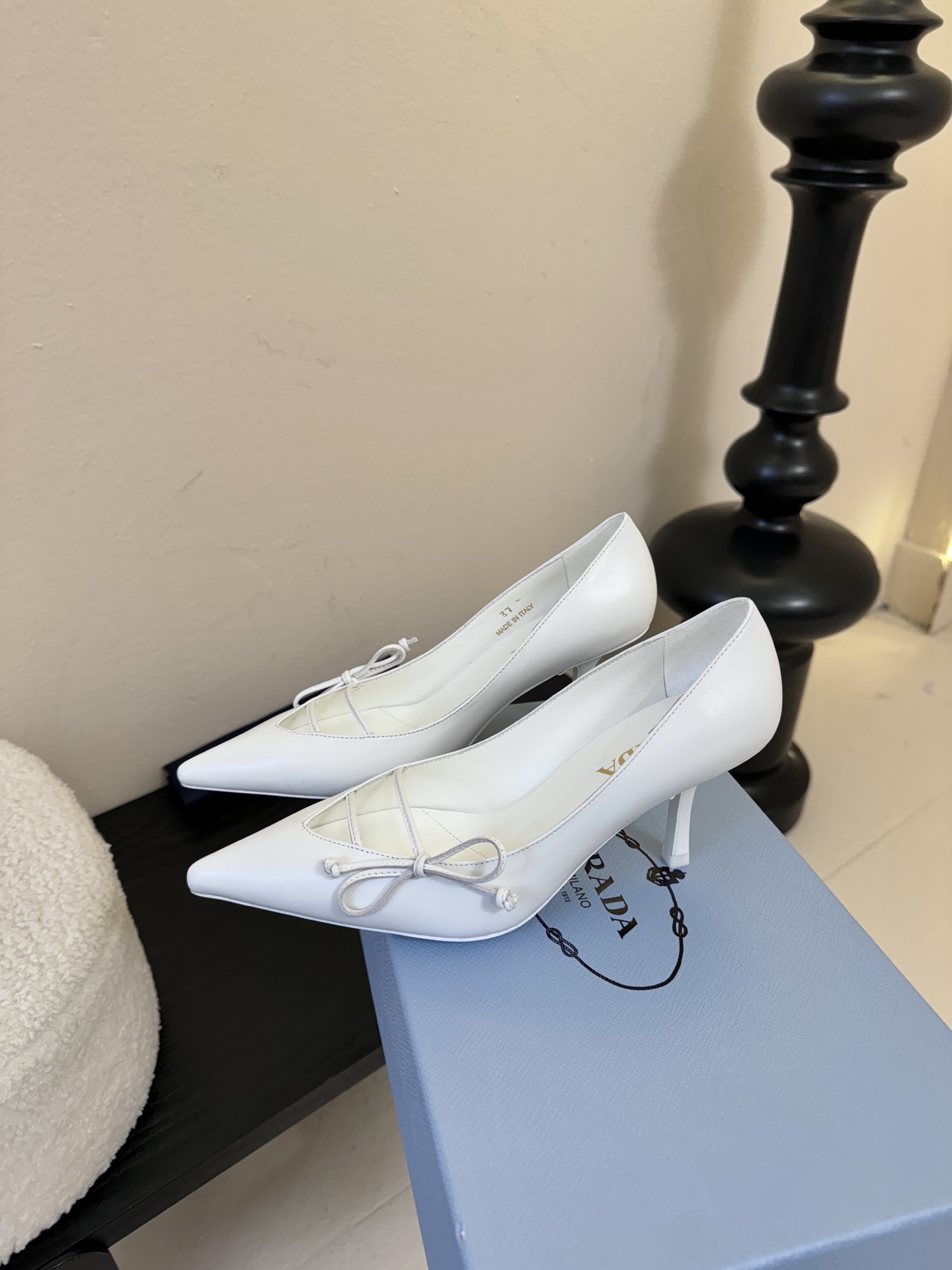 Prad* 26ss经典款三角标尖头小高跟单鞋采用锐利尖头+几何三角标的组合，鞋头处的三角拼接是品牌辨识