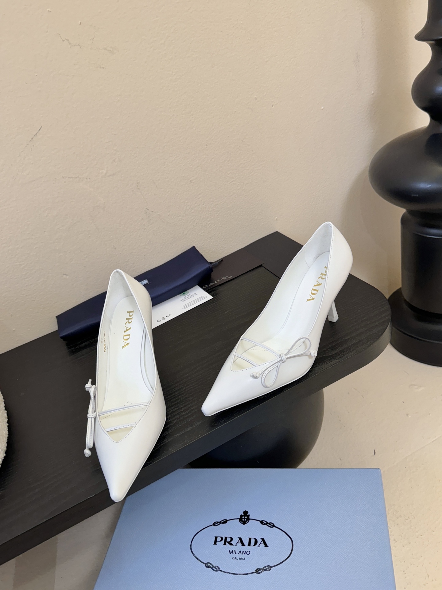 Prad* 26ss经典款三角标尖头小高跟单鞋采用锐利尖头+几何三角标的组合，鞋头处的三角拼接是品牌辨识
