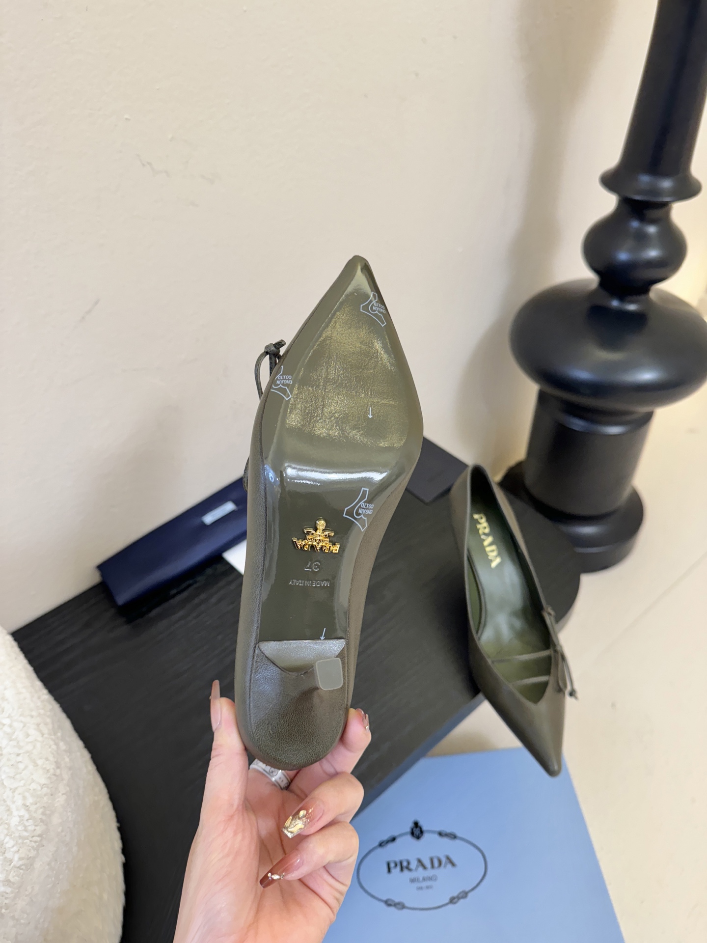 Prad* 26ss经典款三角标尖头小高跟单鞋采用锐利尖头+几何三角标的组合，鞋头处的三角拼接是品牌辨识