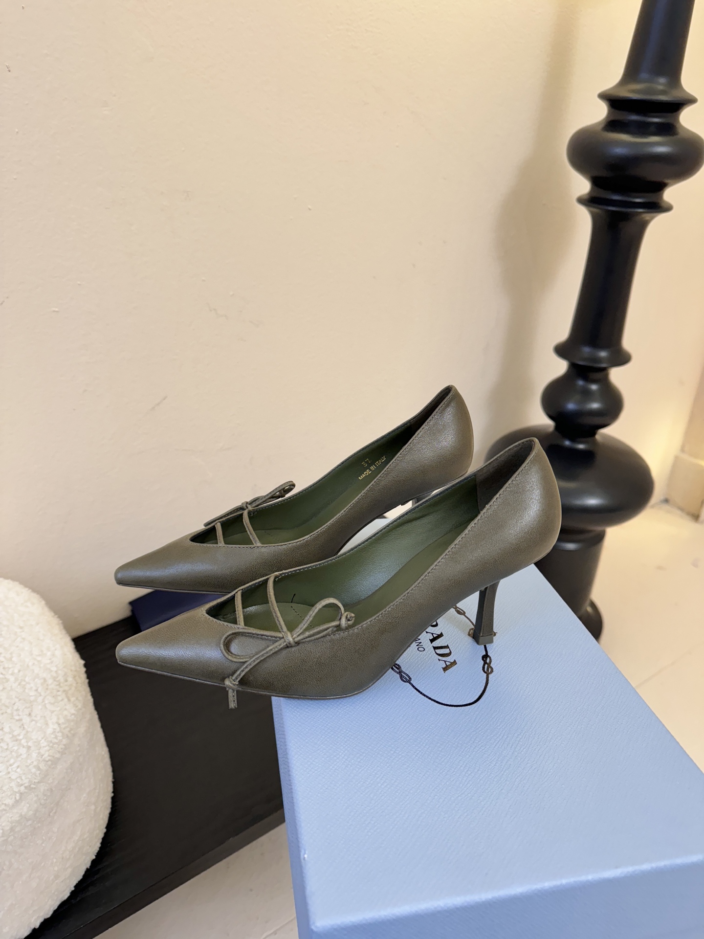 Prad* 26ss经典款三角标尖头小高跟单鞋采用锐利尖头+几何三角标的组合，鞋头处的三角拼接是品牌辨识