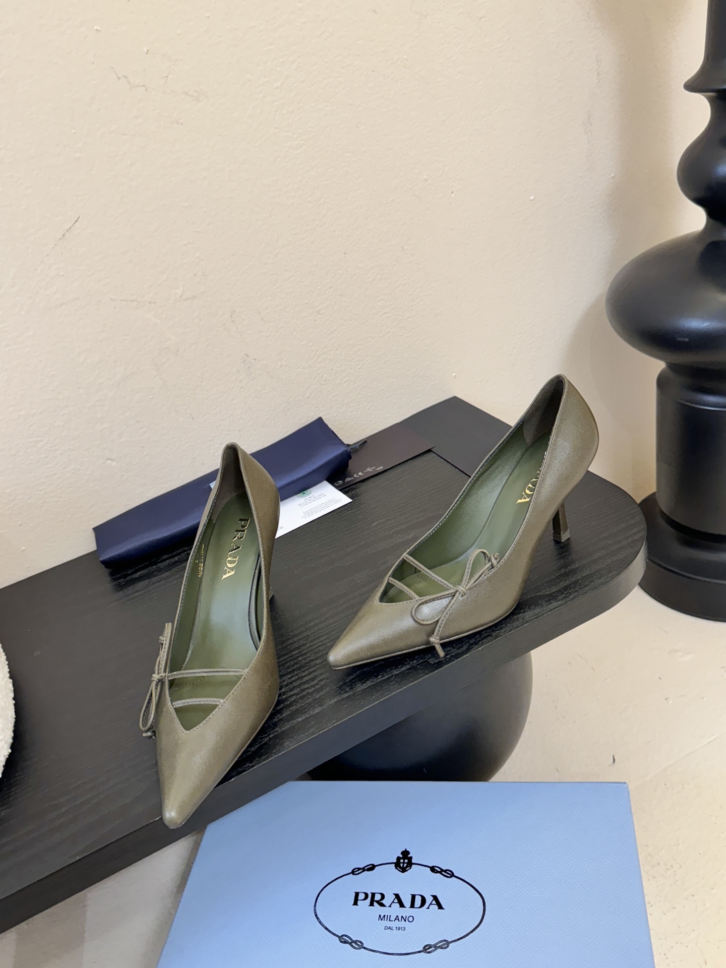 Prad* 26ss经典款三角标尖头小高跟单鞋采用锐利尖头+几何三角标的组合，鞋头处的三角拼接是品牌辨识