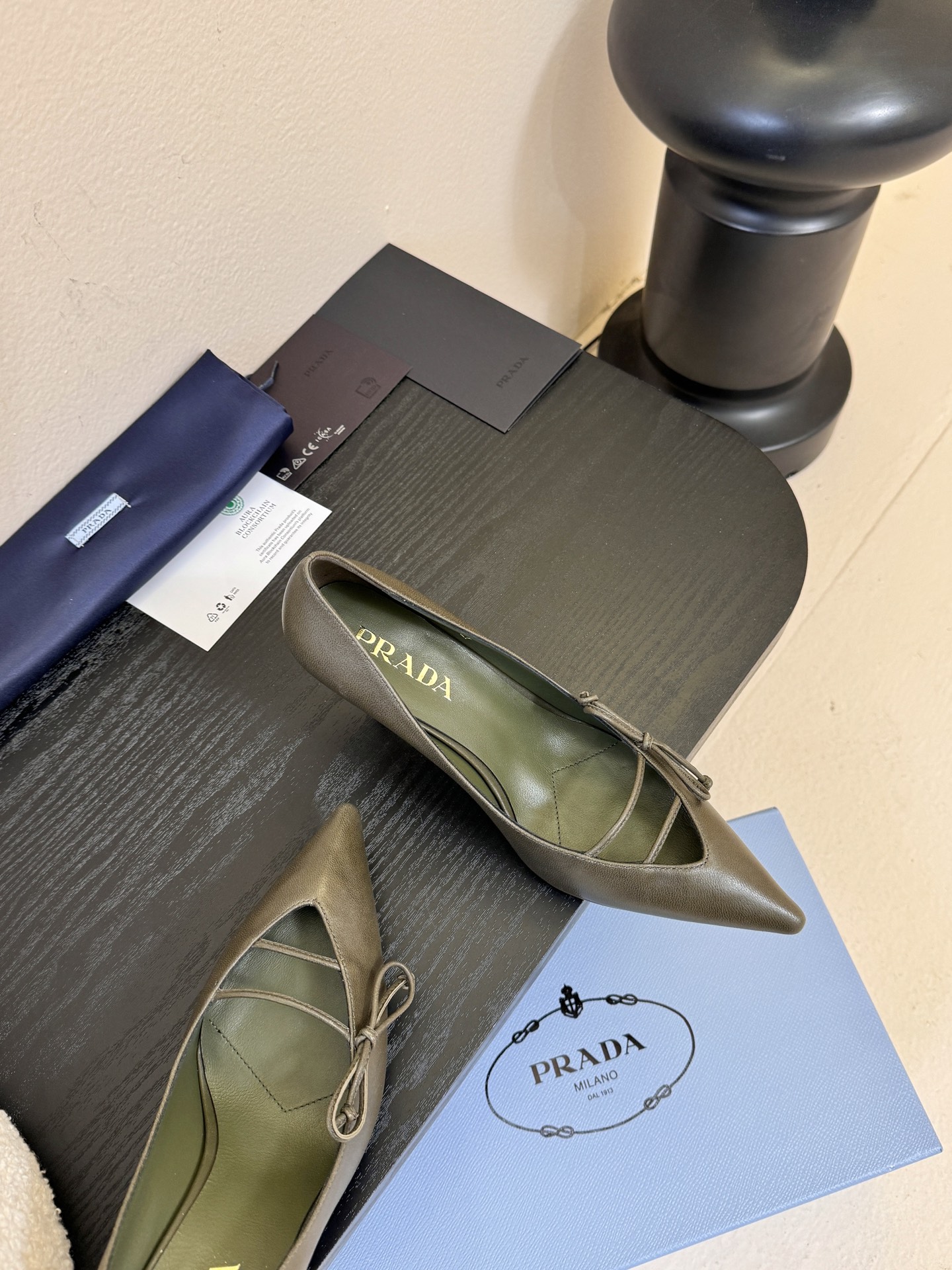 Prad* 26ss经典款三角标尖头小高跟单鞋采用锐利尖头+几何三角标的组合，鞋头处的三角拼接是品牌辨识