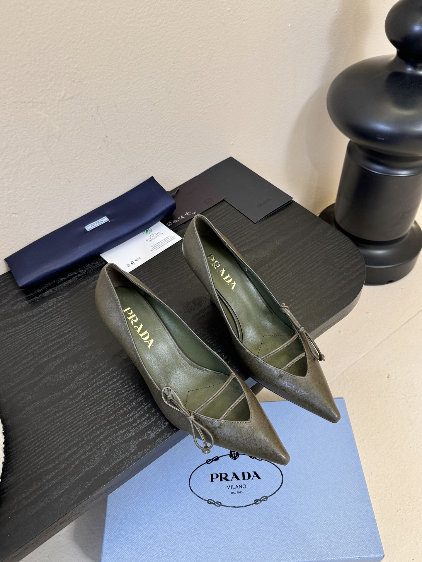 Prad* 26ss经典款三角标尖头小高跟单鞋采用锐利尖头+几何三角标的组合，鞋头处的三角拼接是品牌辨识