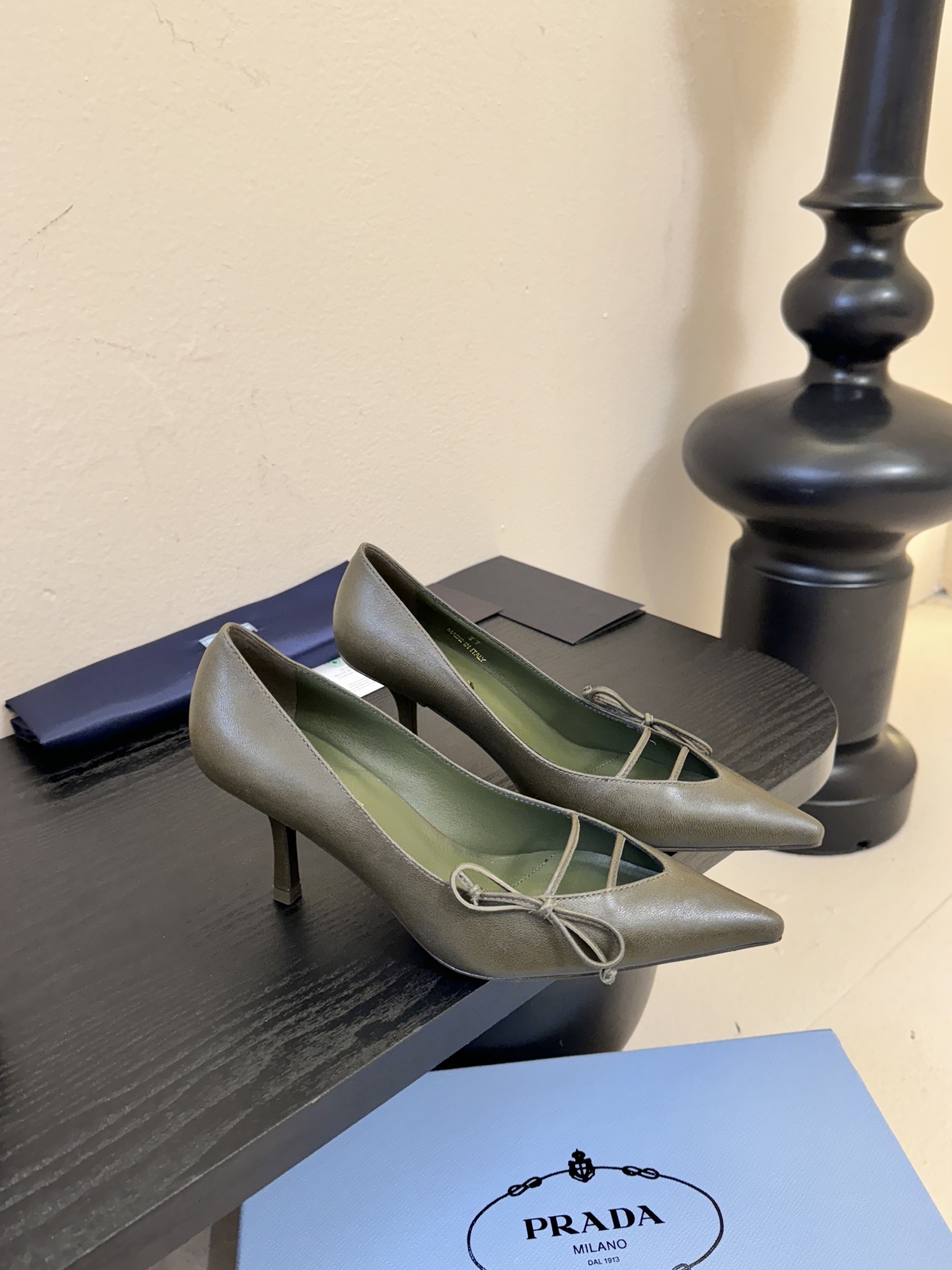 Prad* 26ss经典款三角标尖头小高跟单鞋采用锐利尖头+几何三角标的组合，鞋头处的三角拼接是品牌辨识