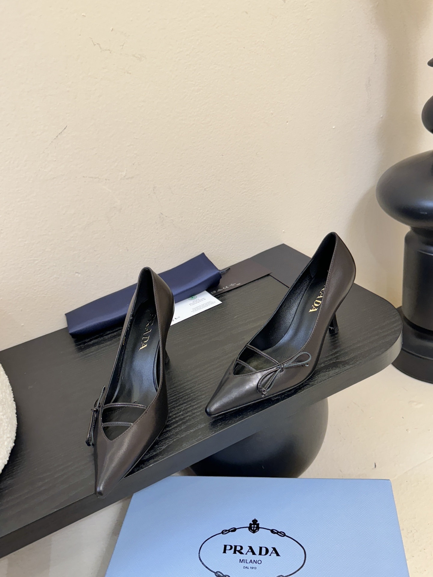 Prad* 26ss经典款三角标尖头小高跟单鞋采用锐利尖头+几何三角标的组合，鞋头处的三角拼接是品牌辨识