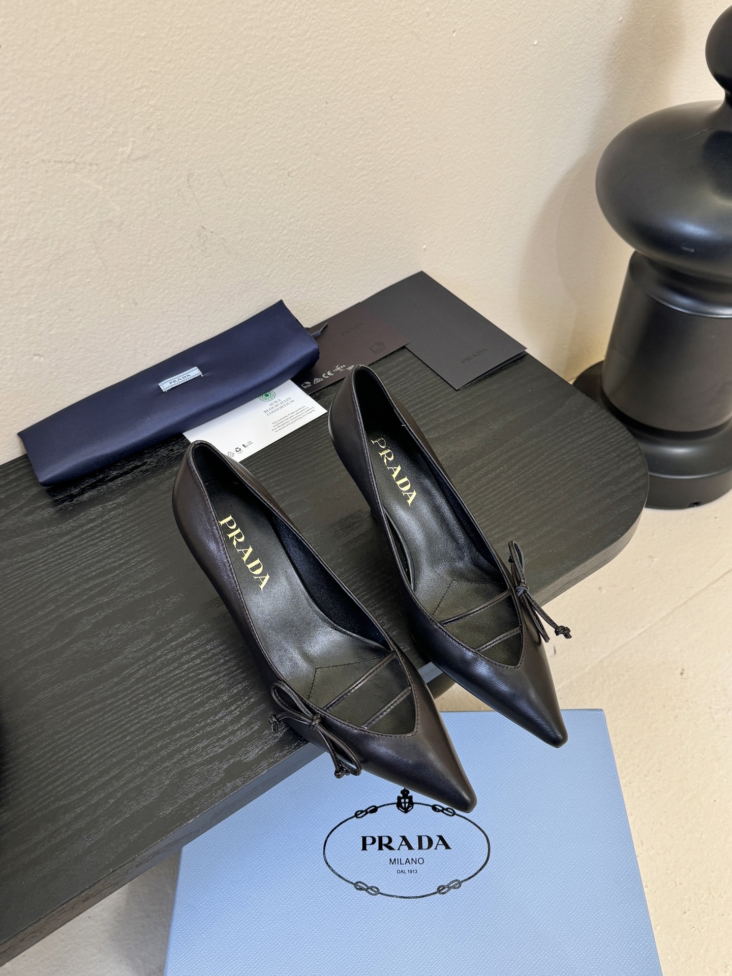 Prad* 26ss经典款三角标尖头小高跟单鞋采用锐利尖头+几何三角标的组合，鞋头处的三角拼接是品牌辨识