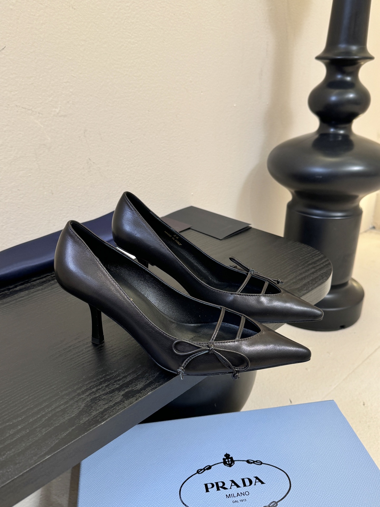 Prad* 26ss经典款三角标尖头小高跟单鞋采用锐利尖头+几何三角标的组合，鞋头处的三角拼接是品牌辨识