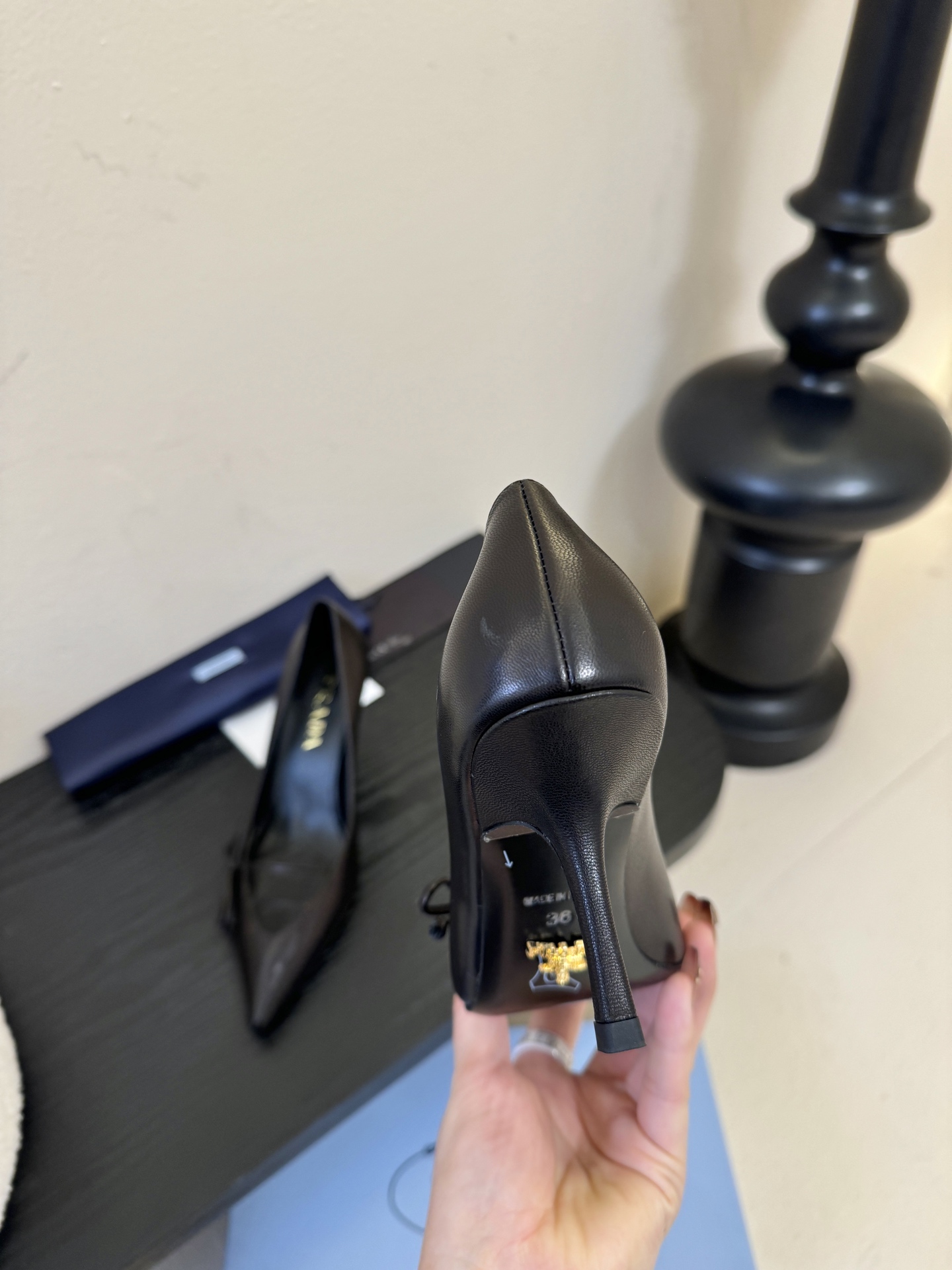 Prad* 26ss经典款三角标尖头小高跟单鞋采用锐利尖头+几何三角标的组合，鞋头处的三角拼接是品牌辨识