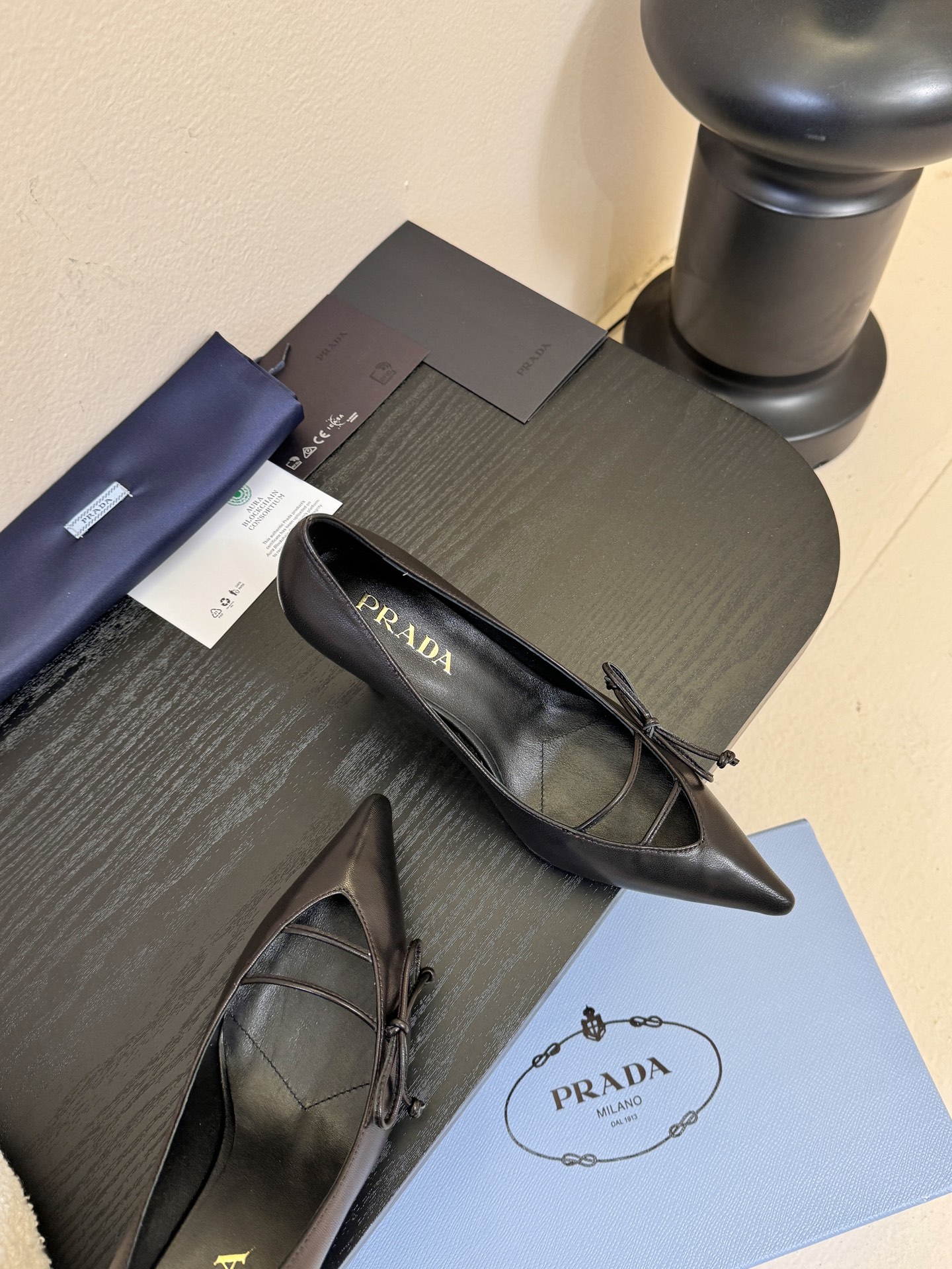 Prad* 26ss经典款三角标尖头小高跟单鞋采用锐利尖头+几何三角标的组合，鞋头处的三角拼接是品牌辨识