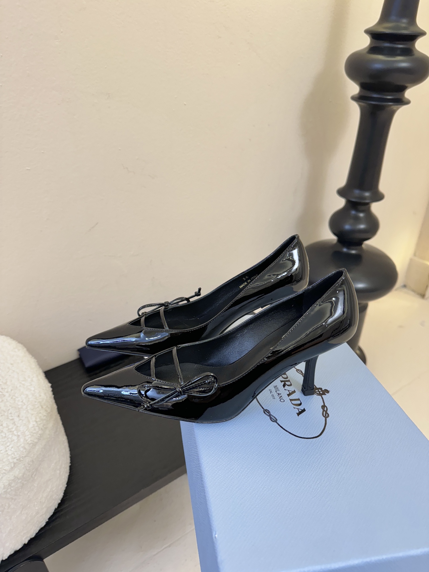 Prad* 26ss经典款三角标尖头小高跟单鞋采用锐利尖头+几何三角标的组合，鞋头处的三角拼接是品牌辨识