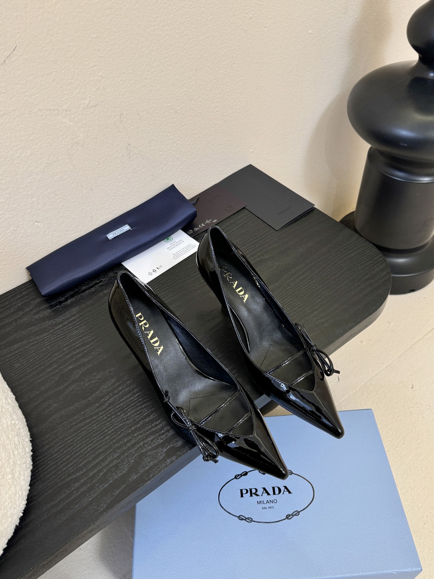 Prad* 26ss经典款三角标尖头小高跟单鞋采用锐利尖头+几何三角标的组合，鞋头处的三角拼接是品牌辨识