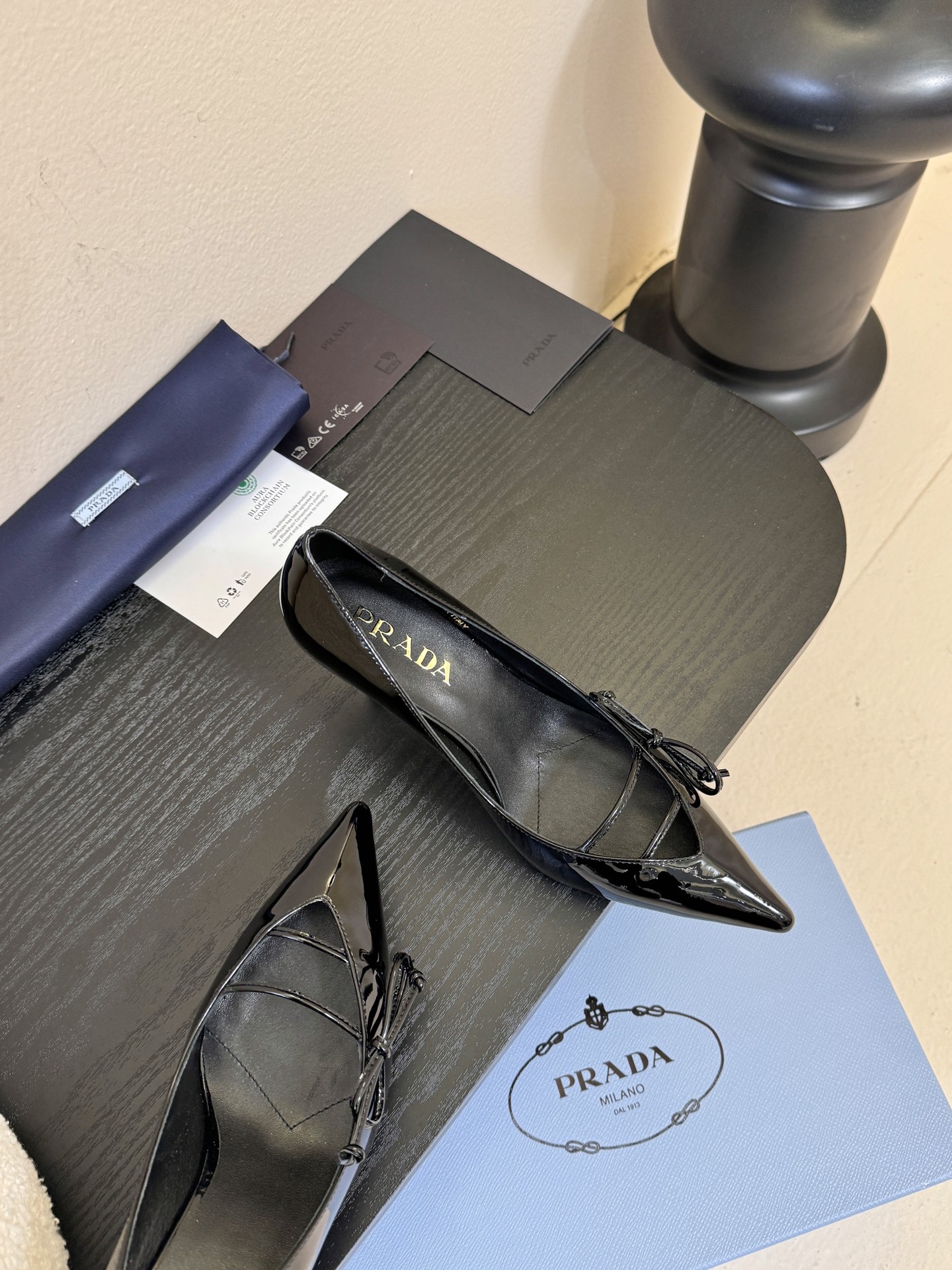 Prad* 26ss经典款三角标尖头小高跟单鞋采用锐利尖头+几何三角标的组合，鞋头处的三角拼接是品牌辨识