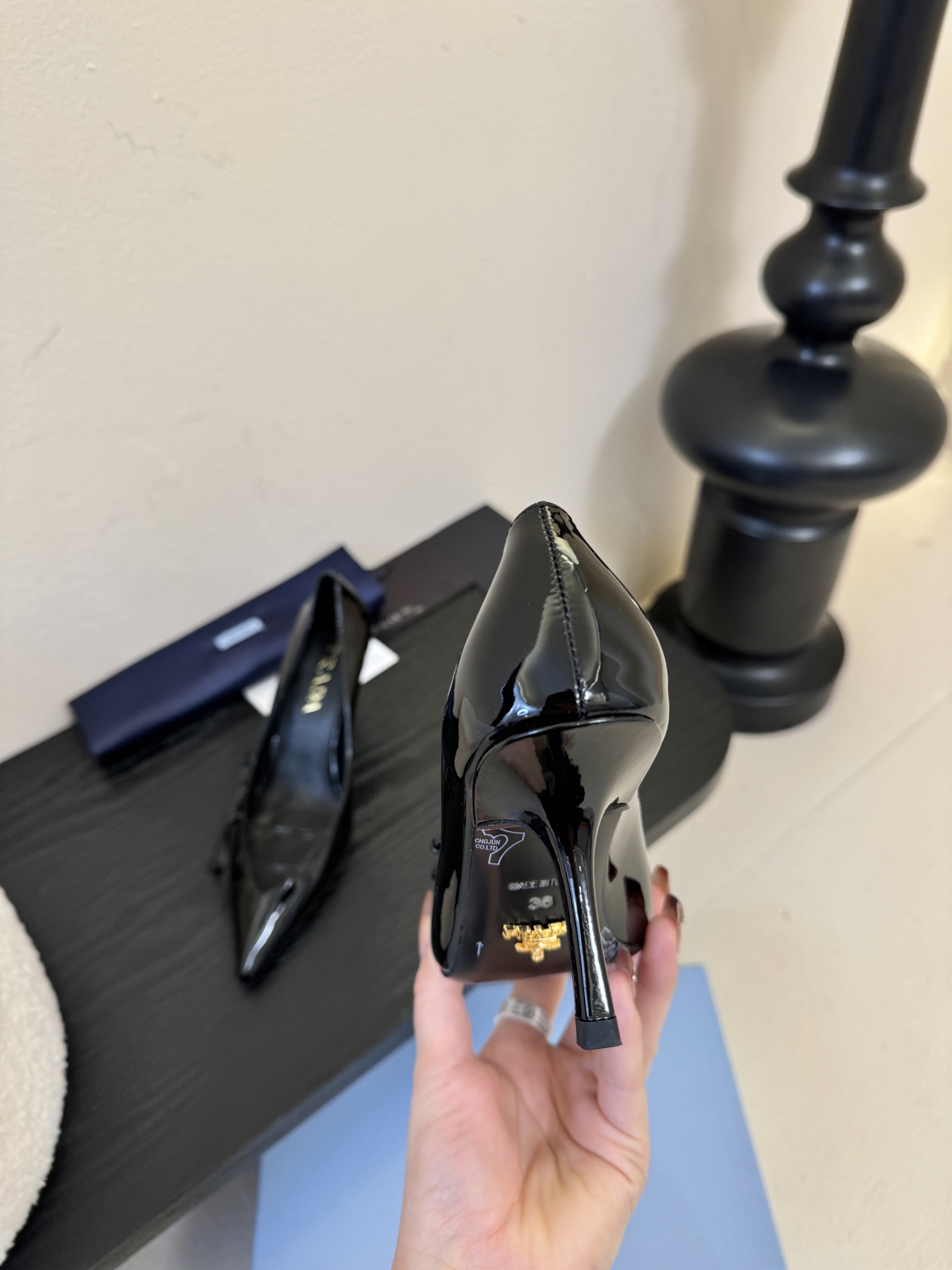 Prad* 26ss经典款三角标尖头小高跟单鞋采用锐利尖头+几何三角标的组合，鞋头处的三角拼接是品牌辨识