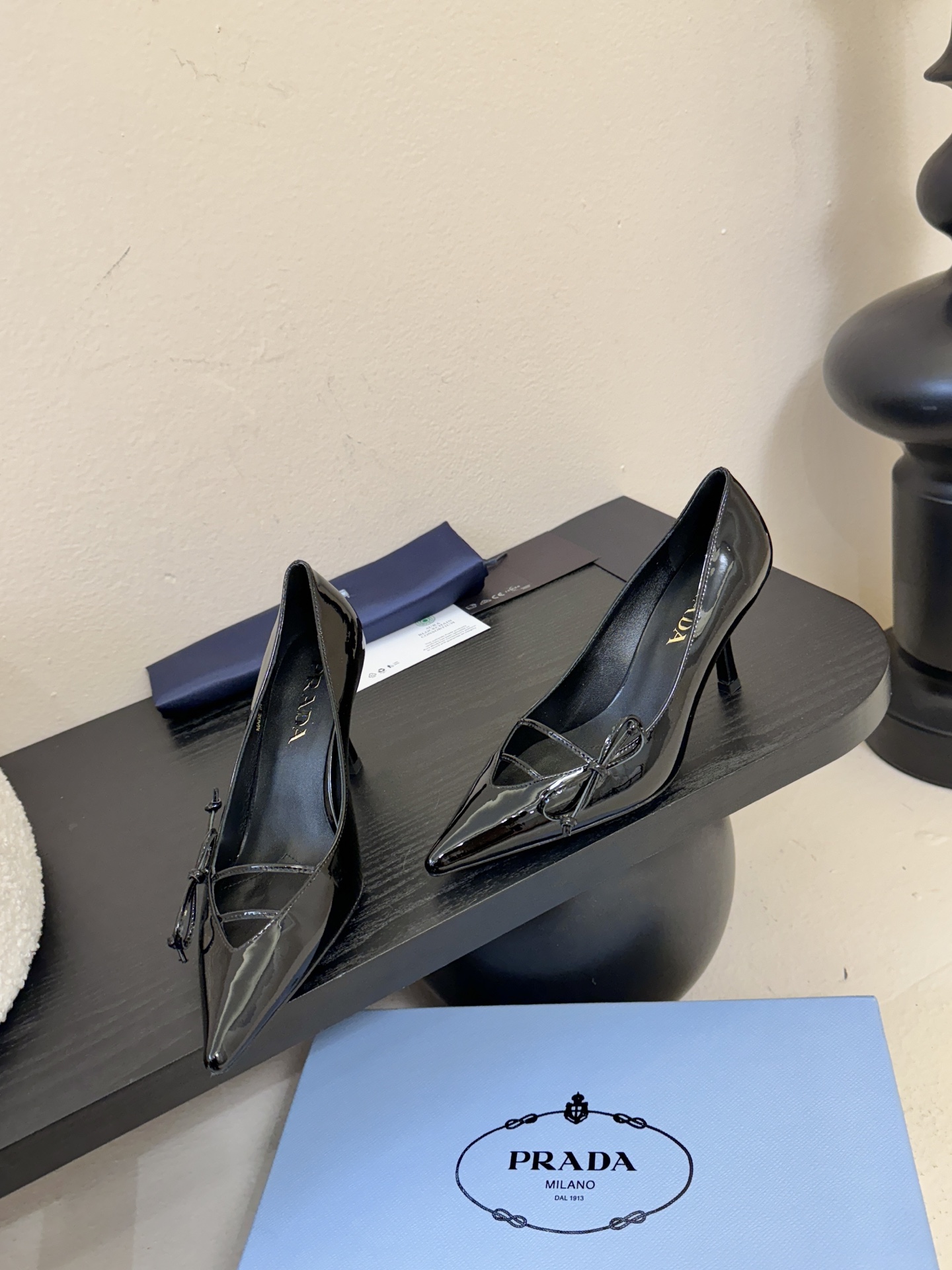 Prad* 26ss经典款三角标尖头小高跟单鞋采用锐利尖头+几何三角标的组合，鞋头处的三角拼接是品牌辨识