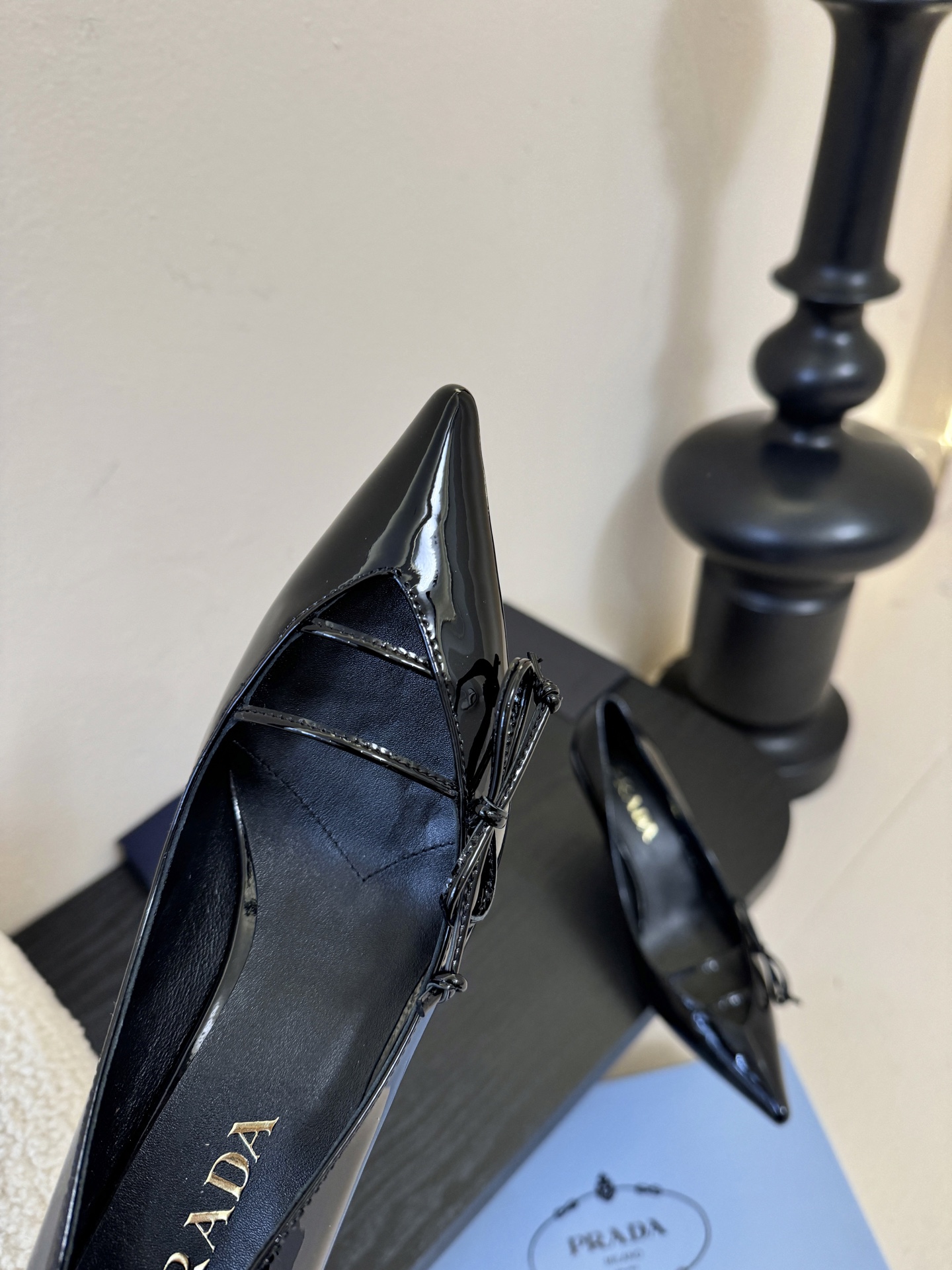 Prad* 26ss经典款三角标尖头小高跟单鞋采用锐利尖头+几何三角标的组合，鞋头处的三角拼接是品牌辨识