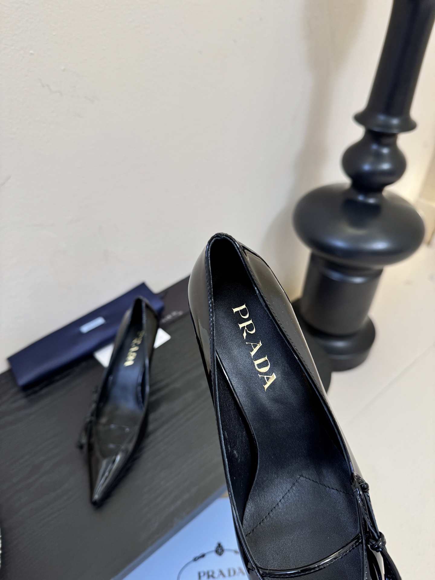 Prad* 26ss经典款三角标尖头小高跟单鞋采用锐利尖头+几何三角标的组合，鞋头处的三角拼接是品牌辨识