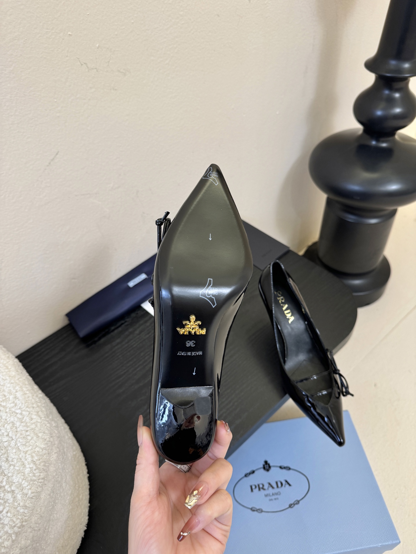 Prad* 26ss经典款三角标尖头小高跟单鞋采用锐利尖头+几何三角标的组合，鞋头处的三角拼接是品牌辨识