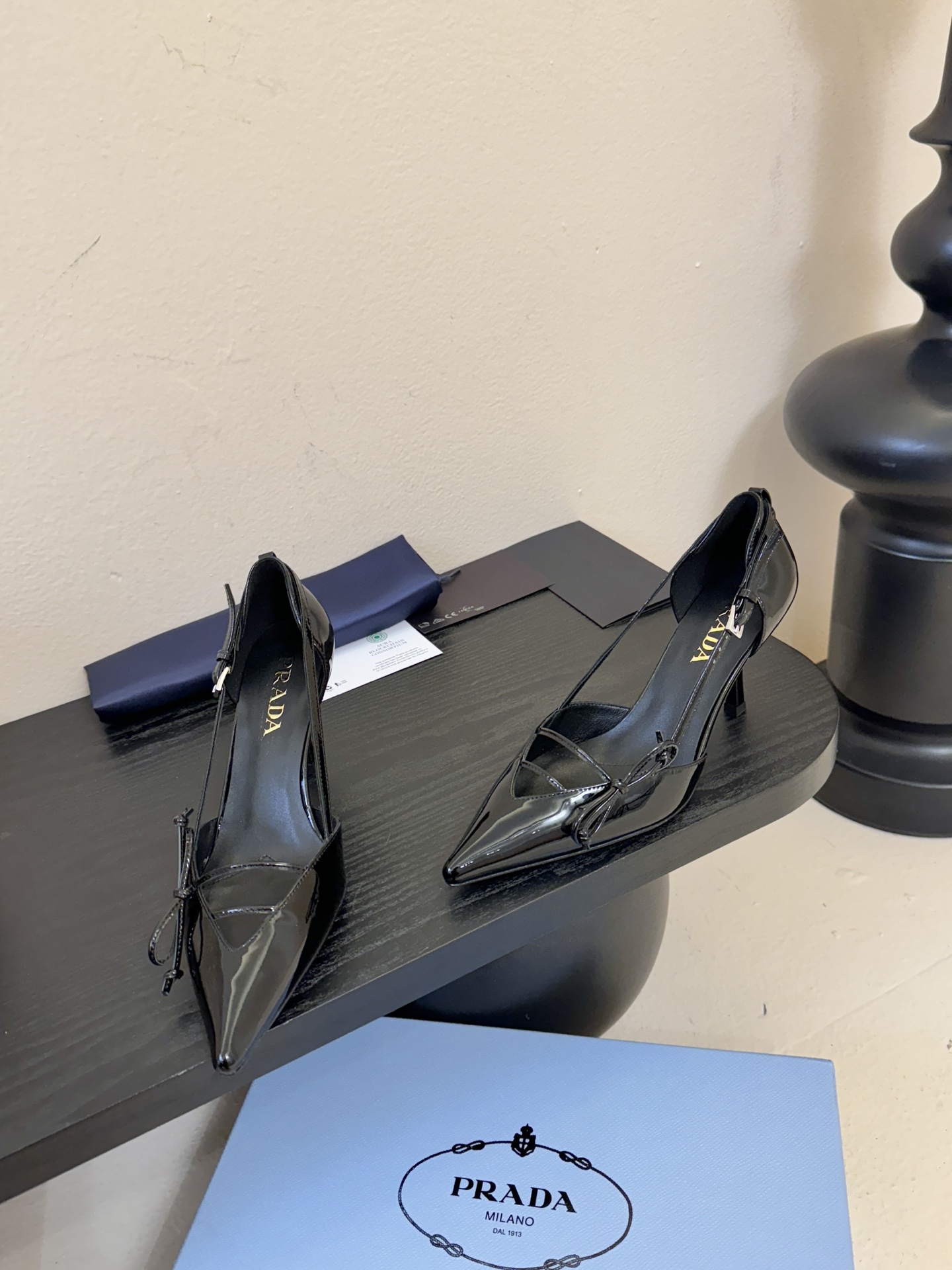 Prad* 26ss经典款三角标尖头小高跟单鞋采用锐利尖头+几何三角标的组合，鞋头处的三角拼接是品牌辨识