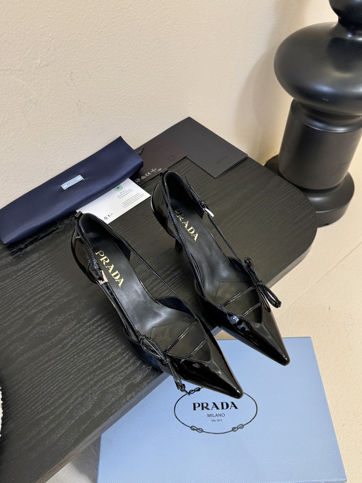Prad* 26ss经典款三角标尖头小高跟单鞋采用锐利尖头+几何三角标的组合，鞋头处的三角拼接是品牌辨识