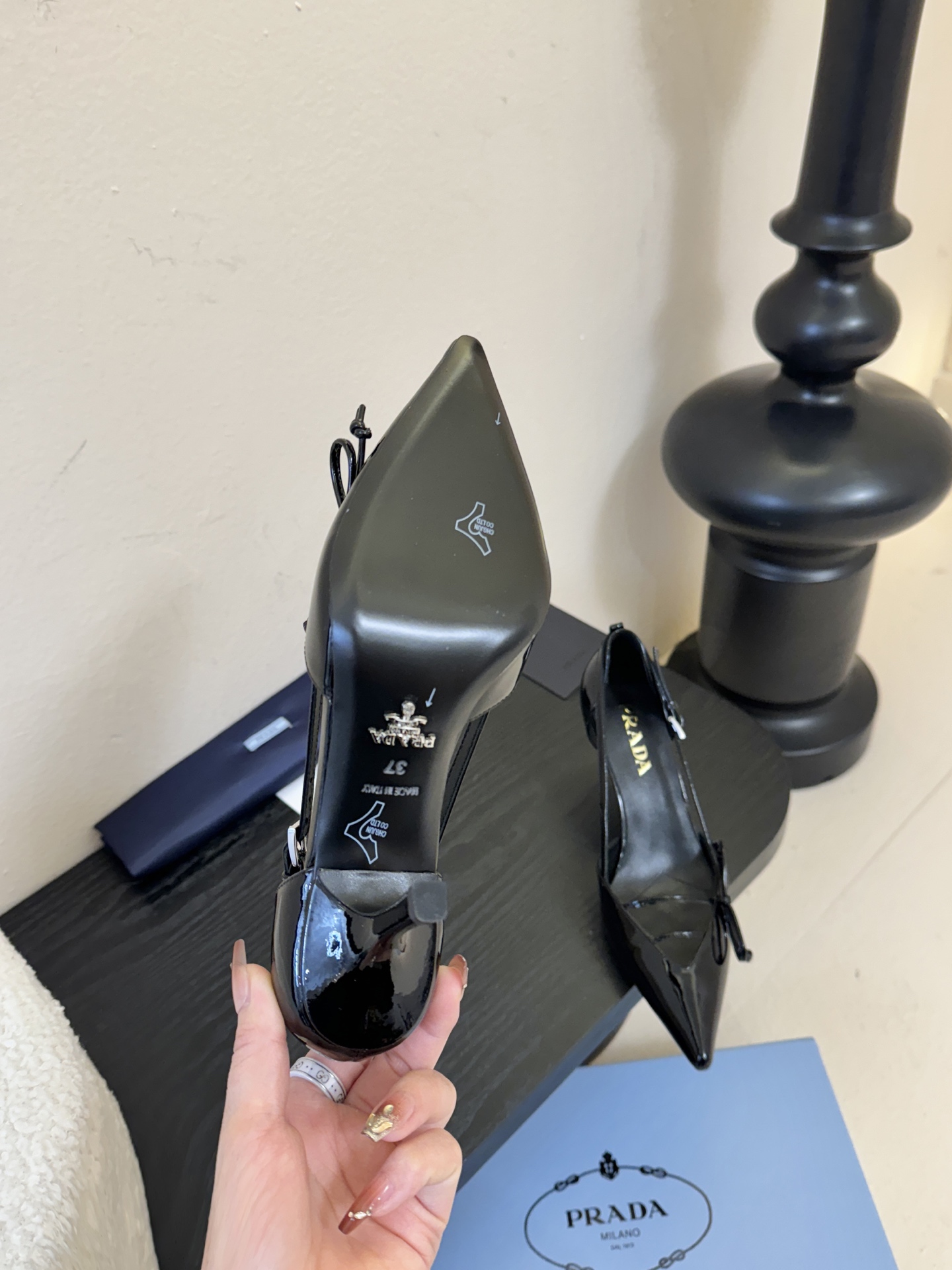 Prad* 26ss经典款三角标尖头小高跟单鞋采用锐利尖头+几何三角标的组合，鞋头处的三角拼接是品牌辨识