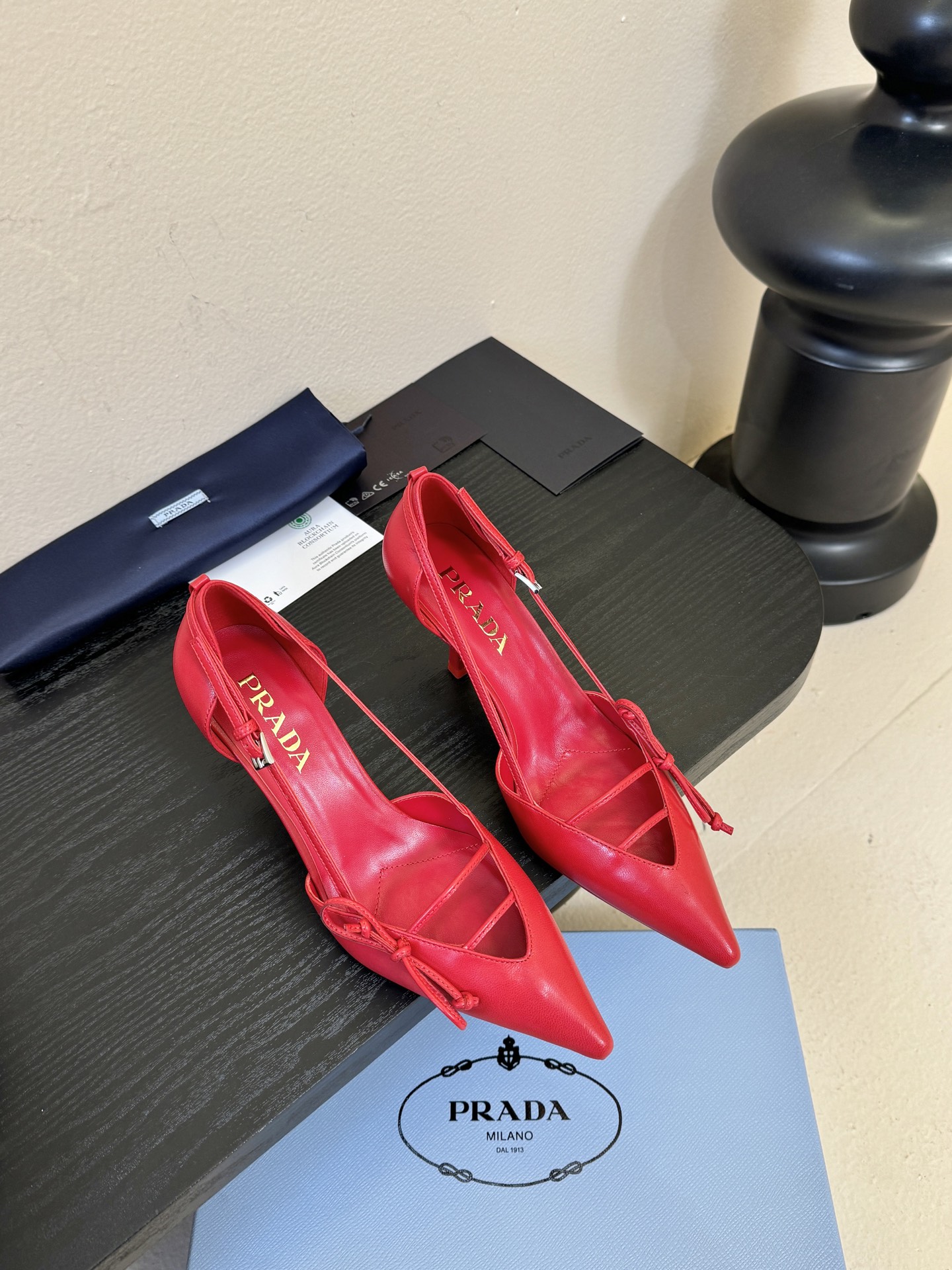 Prad* 26ss经典款三角标尖头小高跟单鞋采用锐利尖头+几何三角标的组合，鞋头处的三角拼接是品牌辨识