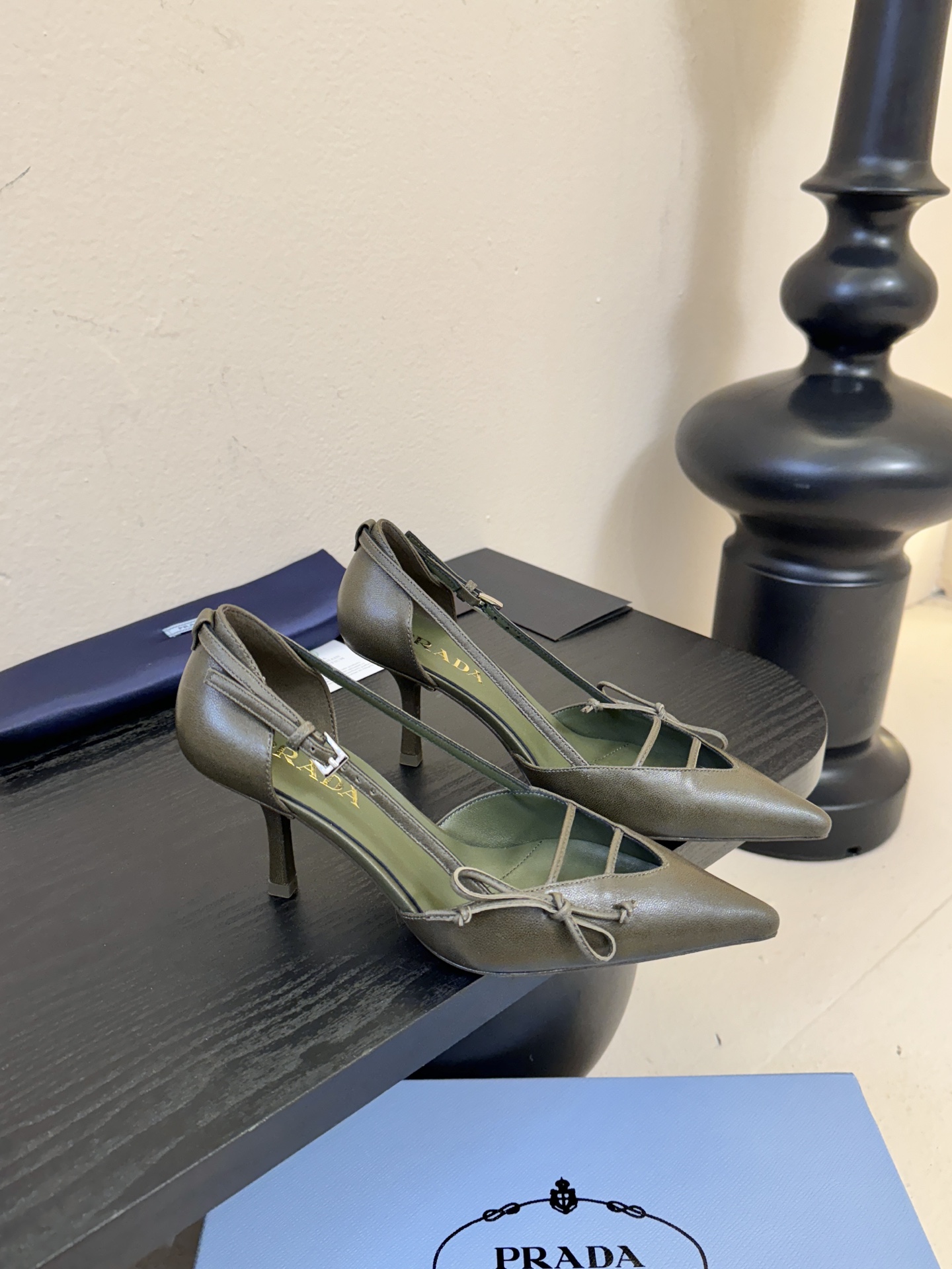 Prad* 26ss经典款三角标尖头小高跟单鞋采用锐利尖头+几何三角标的组合，鞋头处的三角拼接是品牌辨识