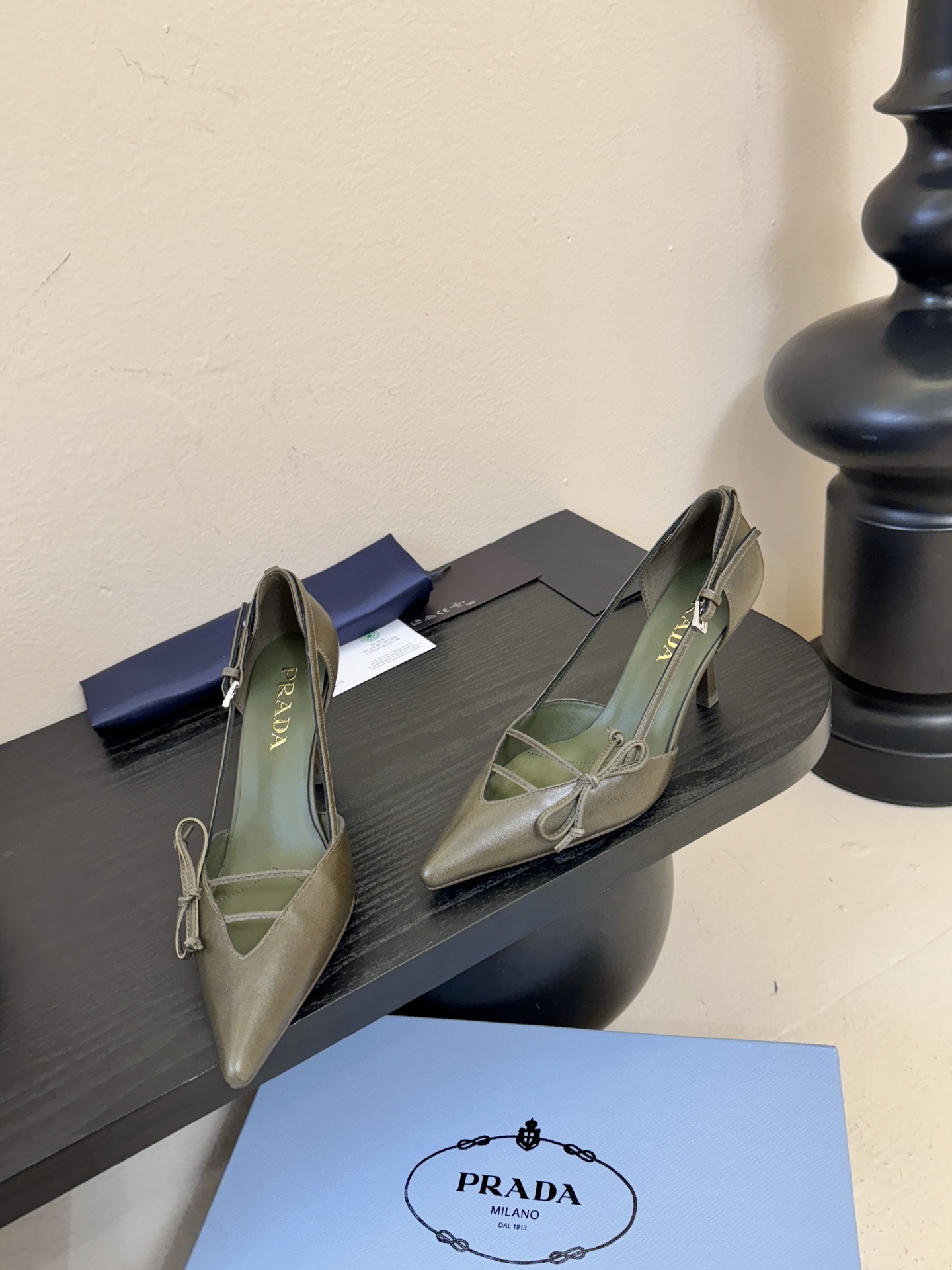 Prad* 26ss经典款三角标尖头小高跟单鞋采用锐利尖头+几何三角标的组合，鞋头处的三角拼接是品牌辨识