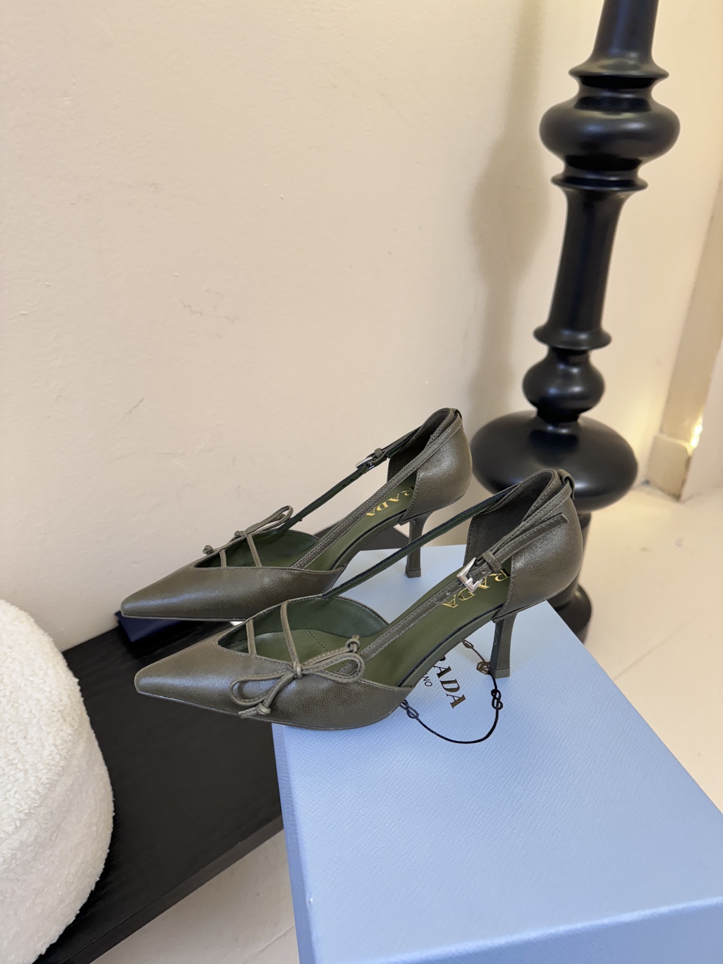 Prad* 26ss经典款三角标尖头小高跟单鞋采用锐利尖头+几何三角标的组合，鞋头处的三角拼接是品牌辨识