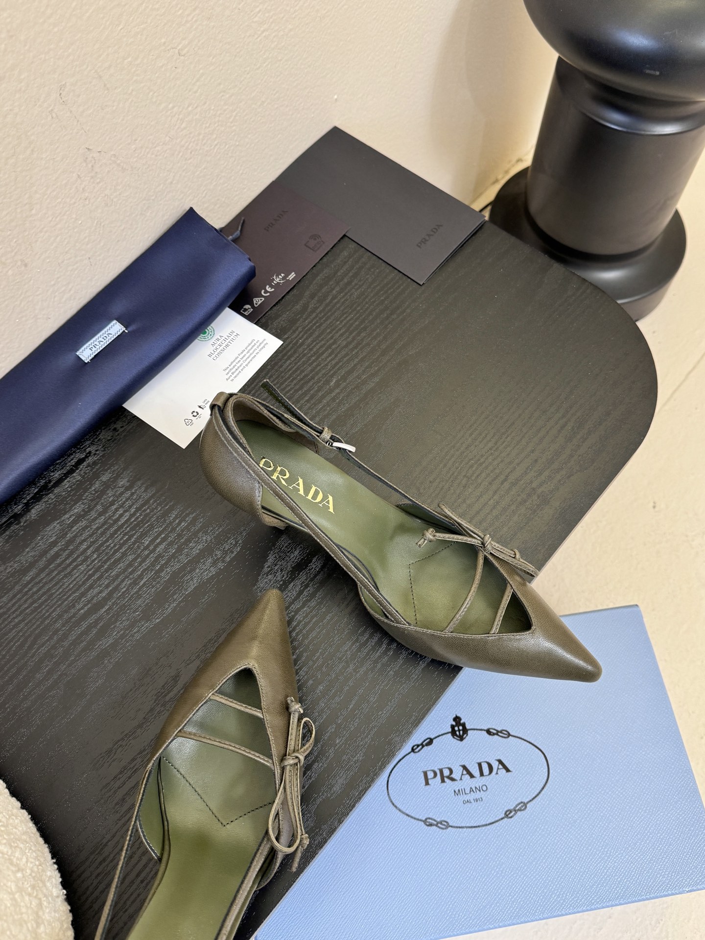 Prad* 26ss经典款三角标尖头小高跟单鞋采用锐利尖头+几何三角标的组合，鞋头处的三角拼接是品牌辨识