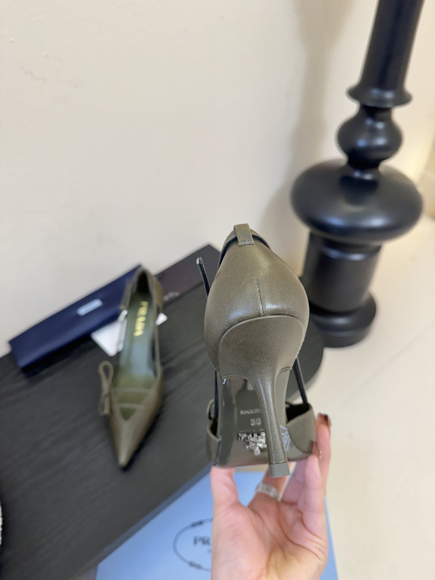 Prad* 26ss经典款三角标尖头小高跟单鞋采用锐利尖头+几何三角标的组合，鞋头处的三角拼接是品牌辨识