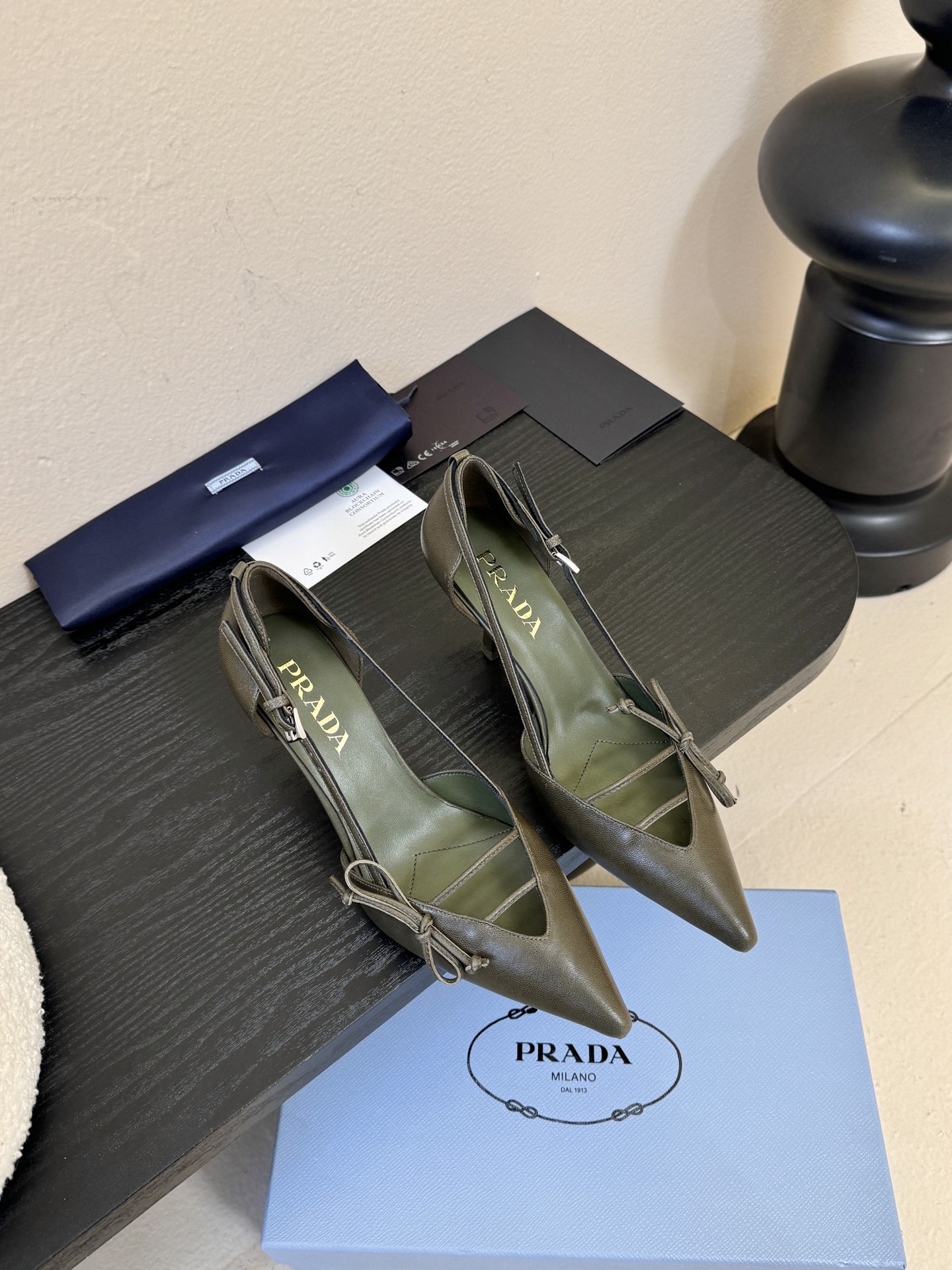 Prad* 26ss经典款三角标尖头小高跟单鞋采用锐利尖头+几何三角标的组合，鞋头处的三角拼接是品牌辨识