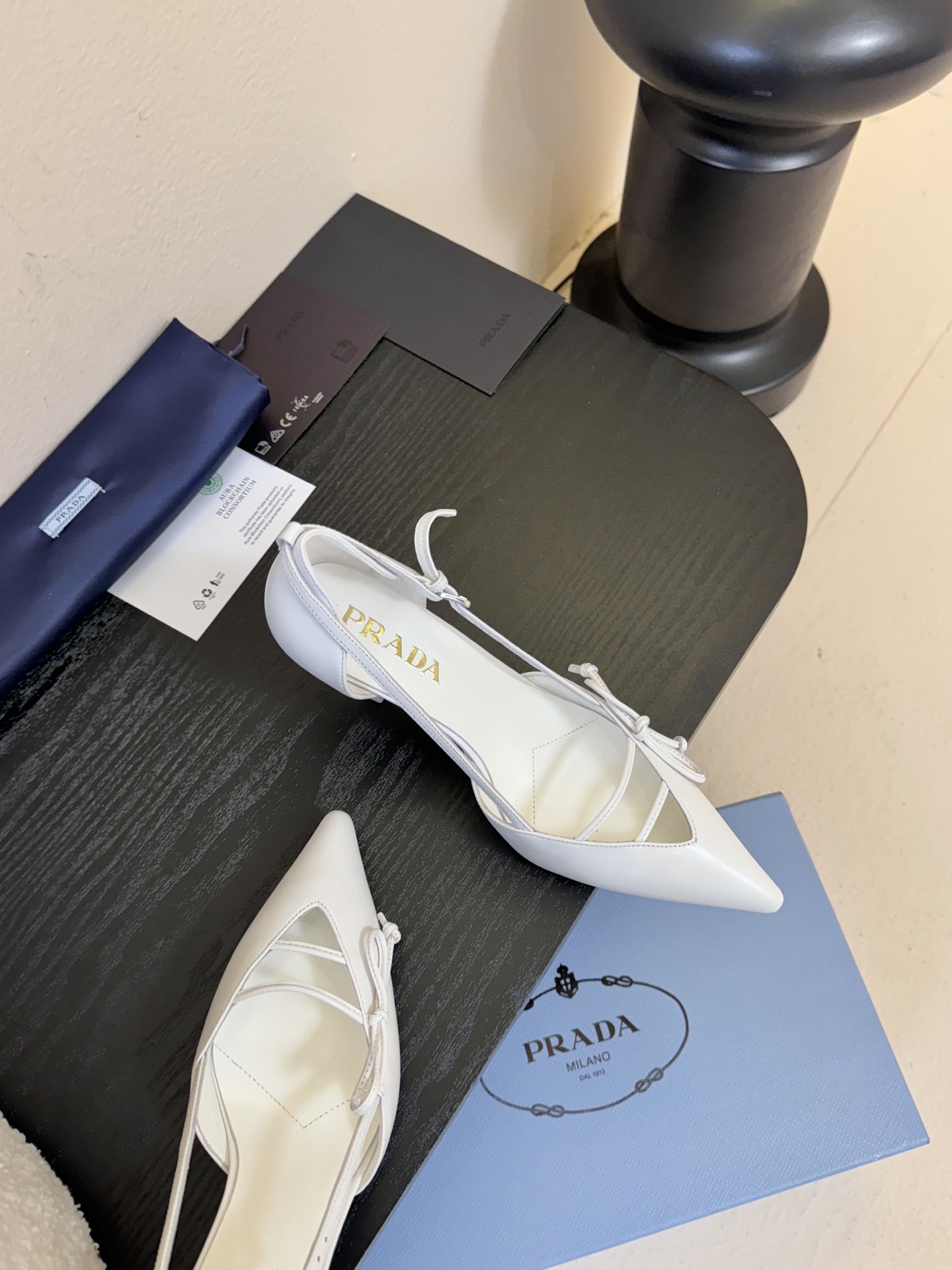 Prad* 26ss经典款三角标尖头小高跟单鞋采用锐利尖头+几何三角标的组合，鞋头处的三角拼接是品牌辨识