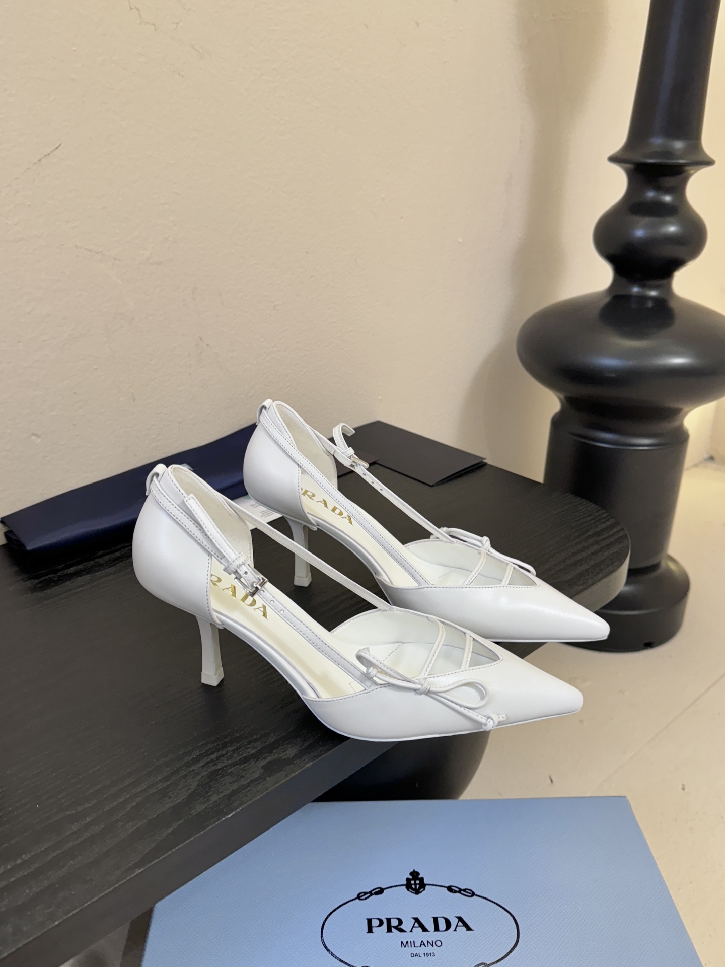 Prad* 26ss经典款三角标尖头小高跟单鞋采用锐利尖头+几何三角标的组合，鞋头处的三角拼接是品牌辨识