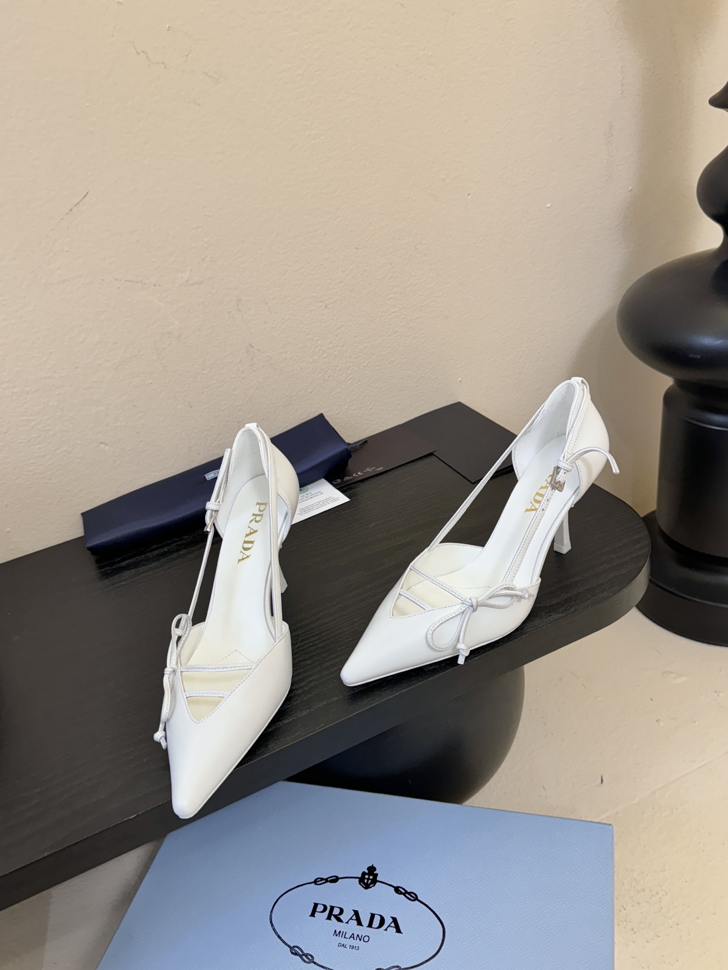 Prad* 26ss经典款三角标尖头小高跟单鞋采用锐利尖头+几何三角标的组合，鞋头处的三角拼接是品牌辨识